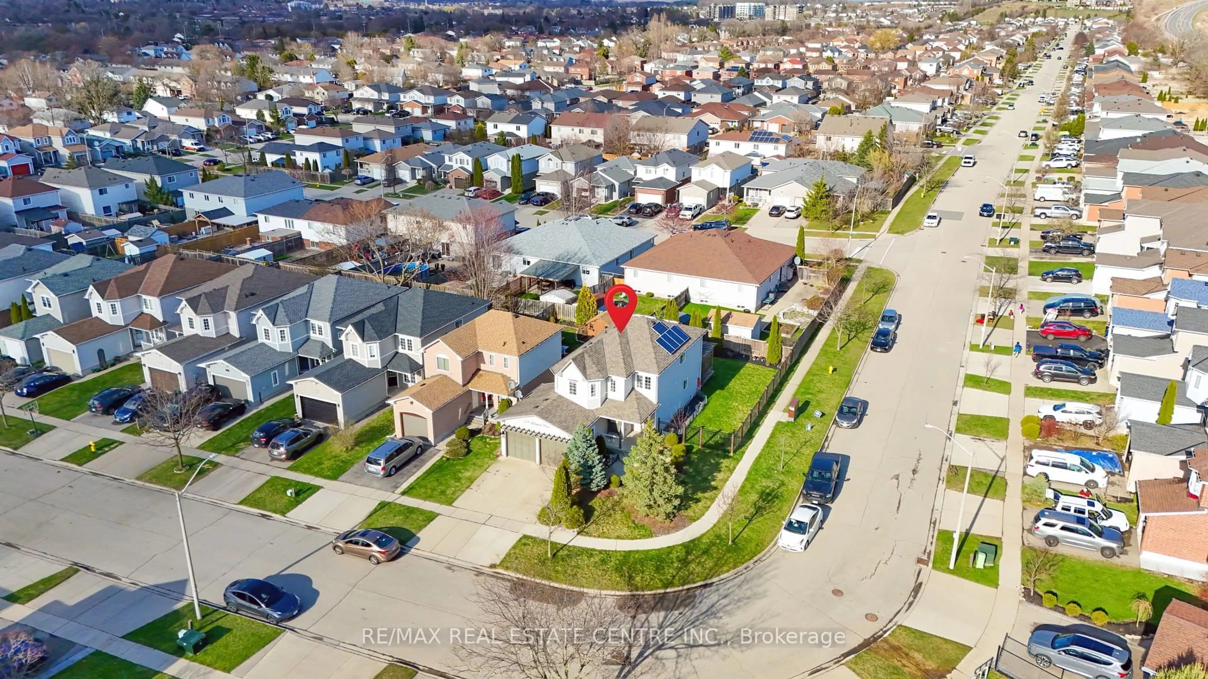 A pic from outside/outdoor area/front of a property/back of a property/a pic from drone, street for 118 Langlaw Dr, Cambridge Ontario N1P 1H9