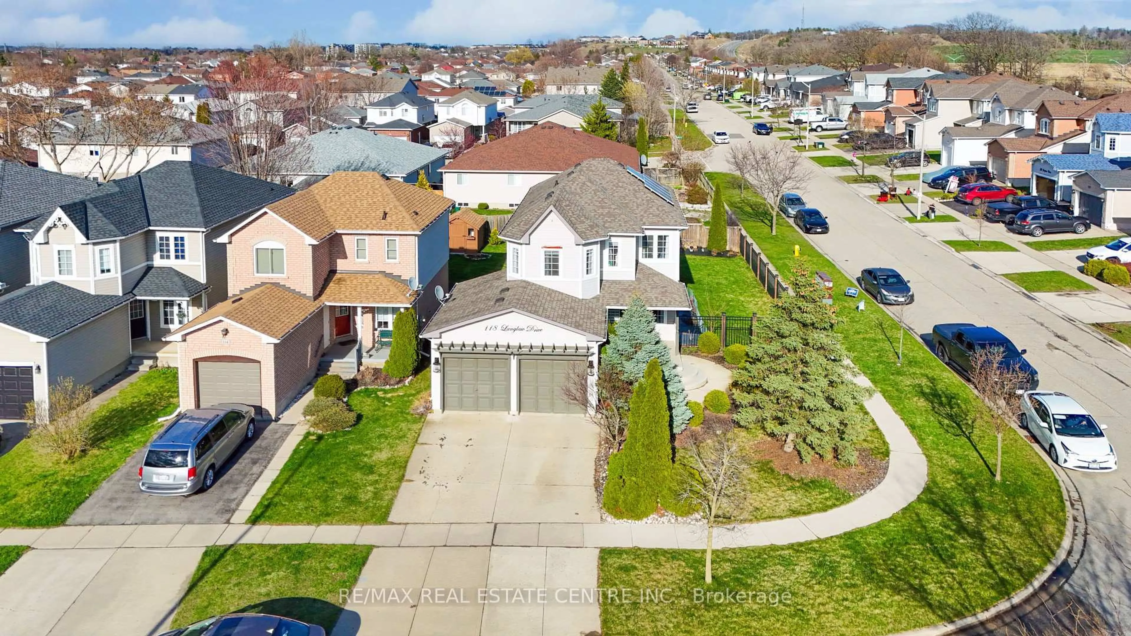 A pic from outside/outdoor area/front of a property/back of a property/a pic from drone, street for 118 Langlaw Dr, Cambridge Ontario N1P 1H9