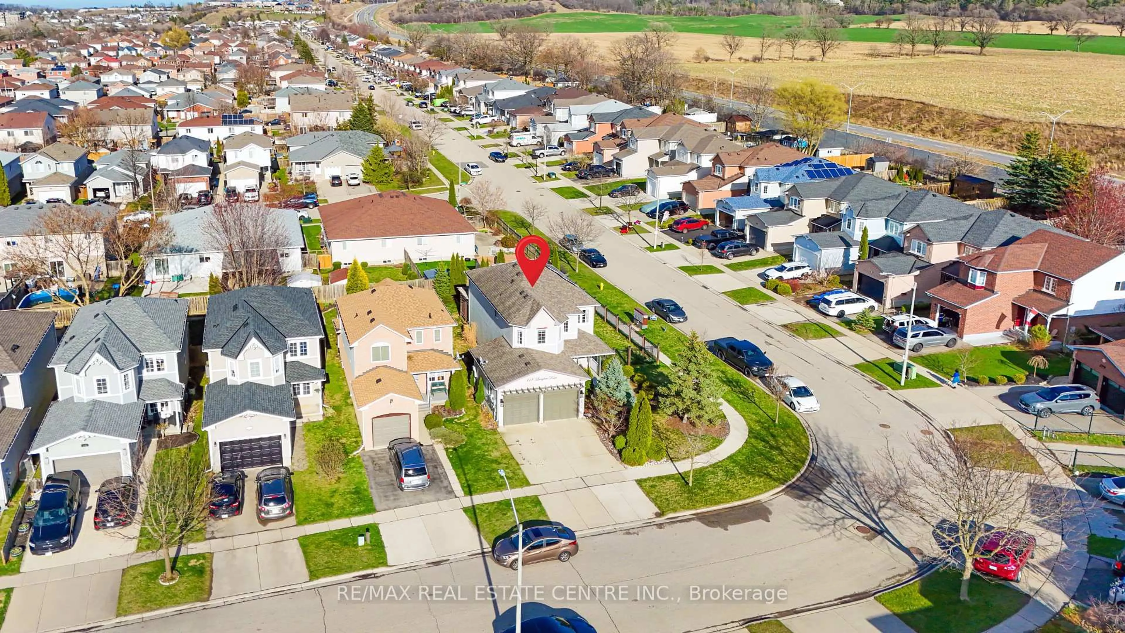 A pic from outside/outdoor area/front of a property/back of a property/a pic from drone, street for 118 Langlaw Dr, Cambridge Ontario N1P 1H9