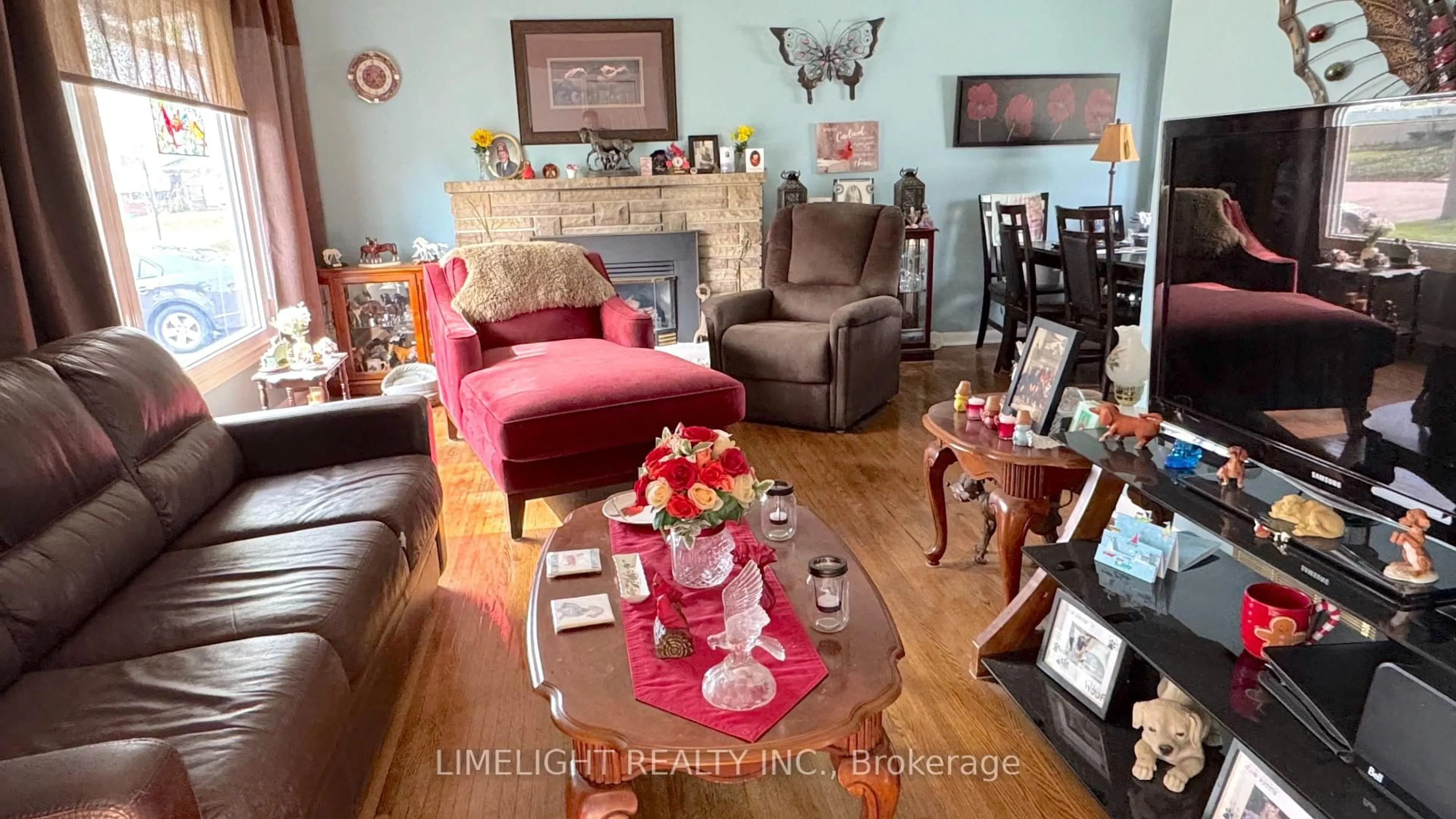Living room with furniture, wood/laminate floor for 288 Panorama Cres, London South Ontario N5Z 3H3