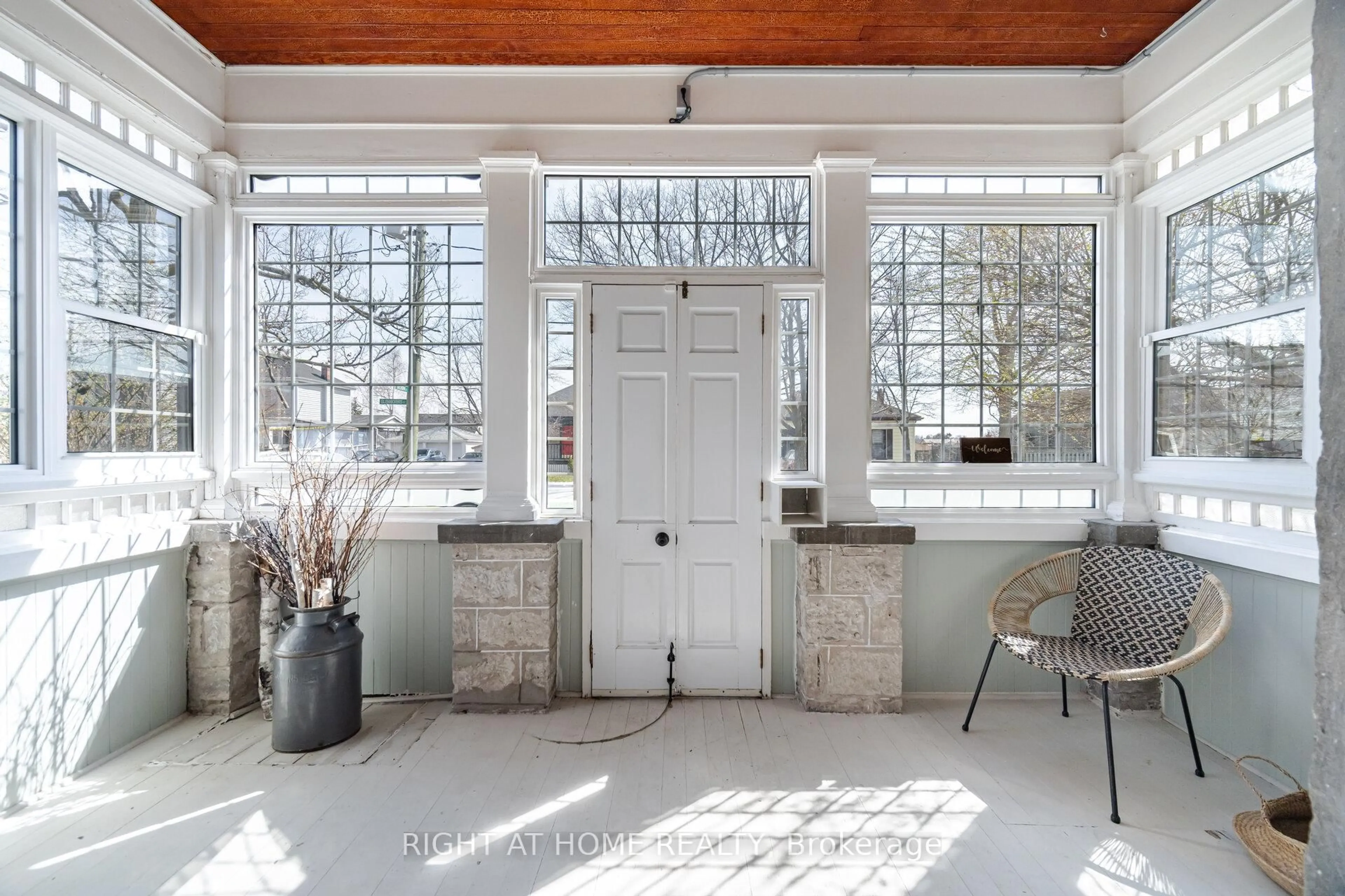 Indoor entryway for 82 Glenmorris St, Cambridge Ontario N1S 2Y7