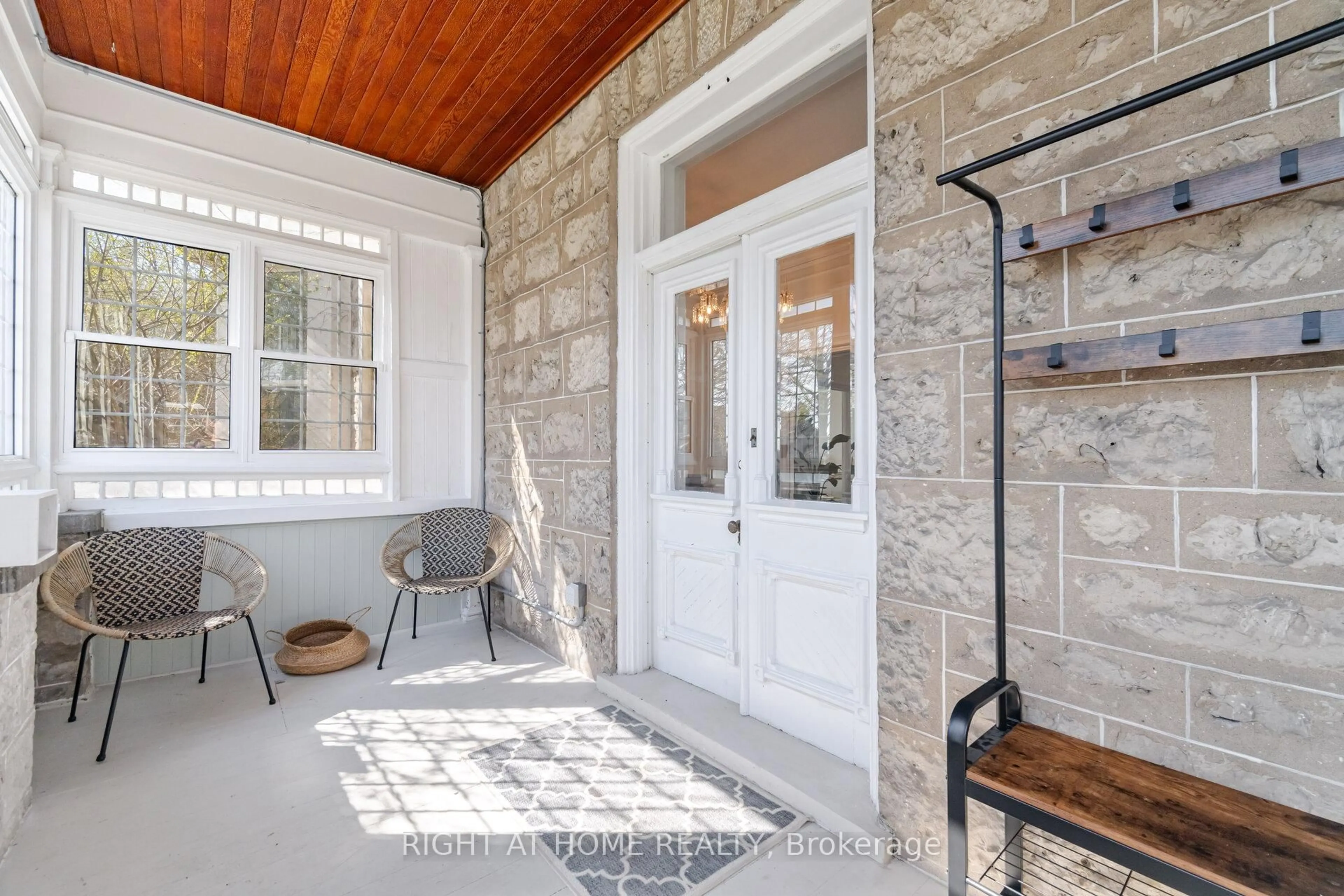 Indoor entryway for 82 Glenmorris St, Cambridge Ontario N1S 2Y7