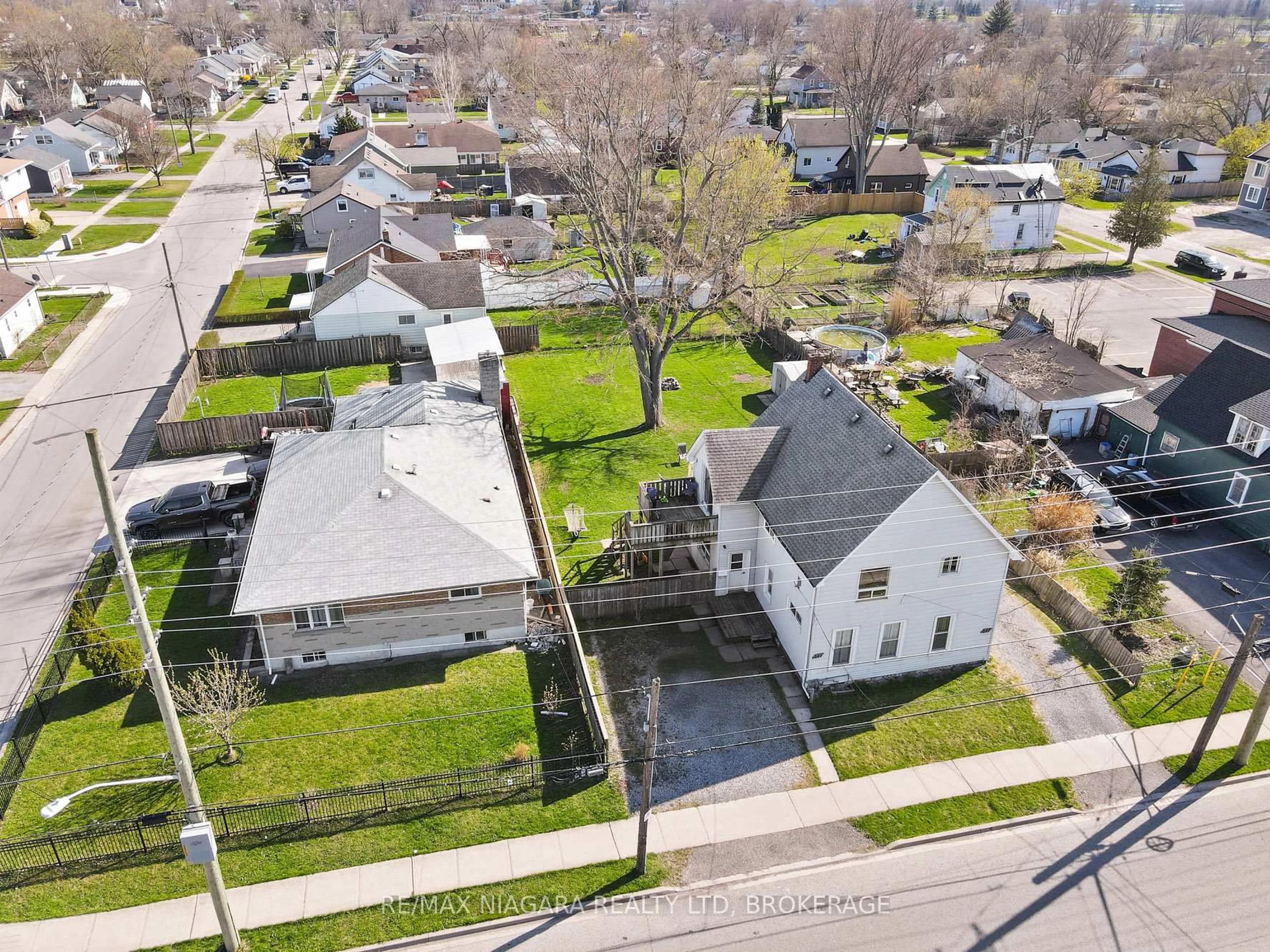 A pic from outside/outdoor area/front of a property/back of a property/a pic from drone, street for 245 Gilmore Rd, Fort Erie Ontario L2A 2M4