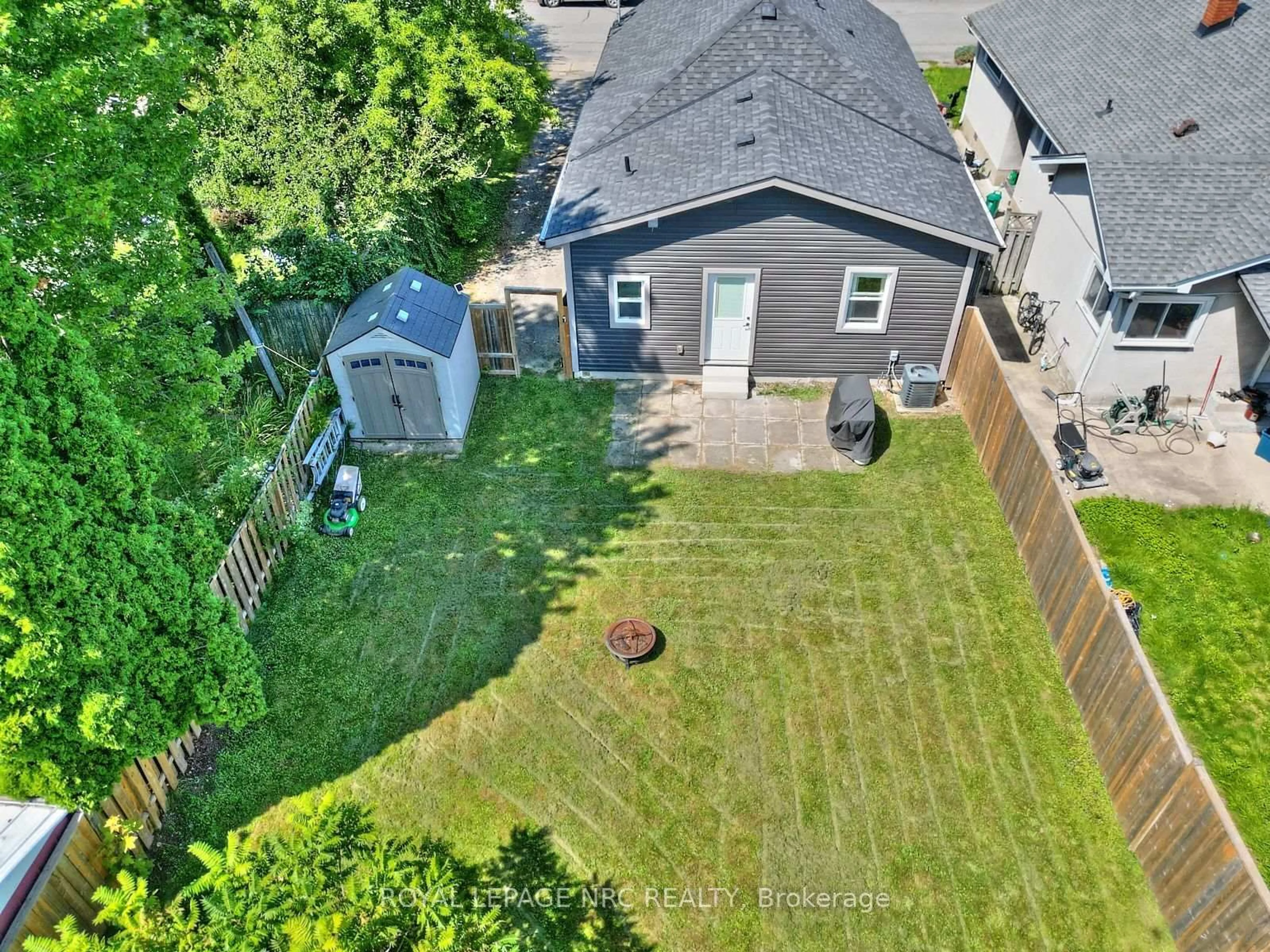 A pic from outside/outdoor area/front of a property/back of a property/a pic from drone, street for 2 Fairburn Ave, St. Catharines Ontario L2T 1B2