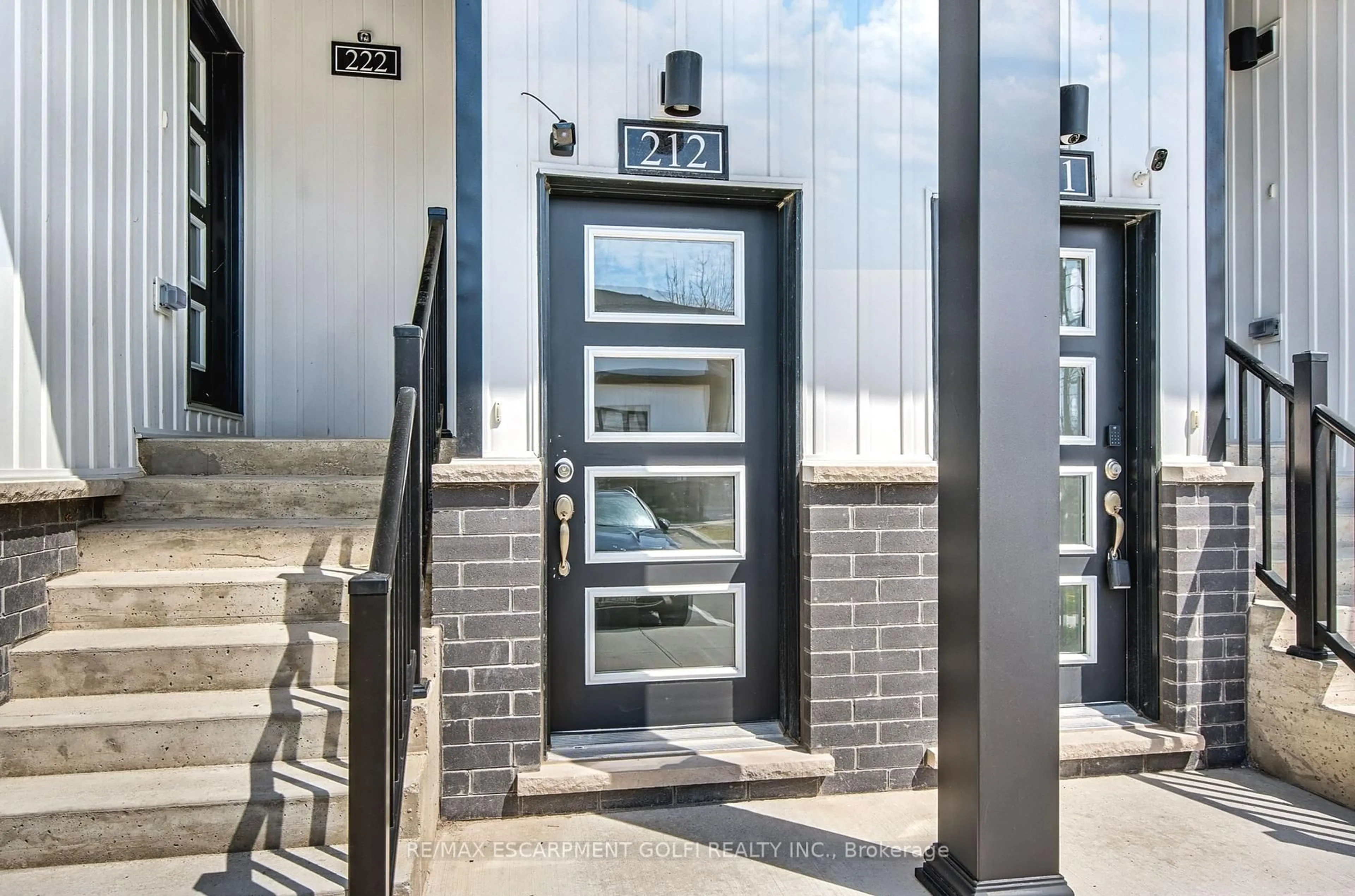 Indoor entryway for 4263 FOURTH Ave #212, Niagara Falls Ontario L6P 1H8