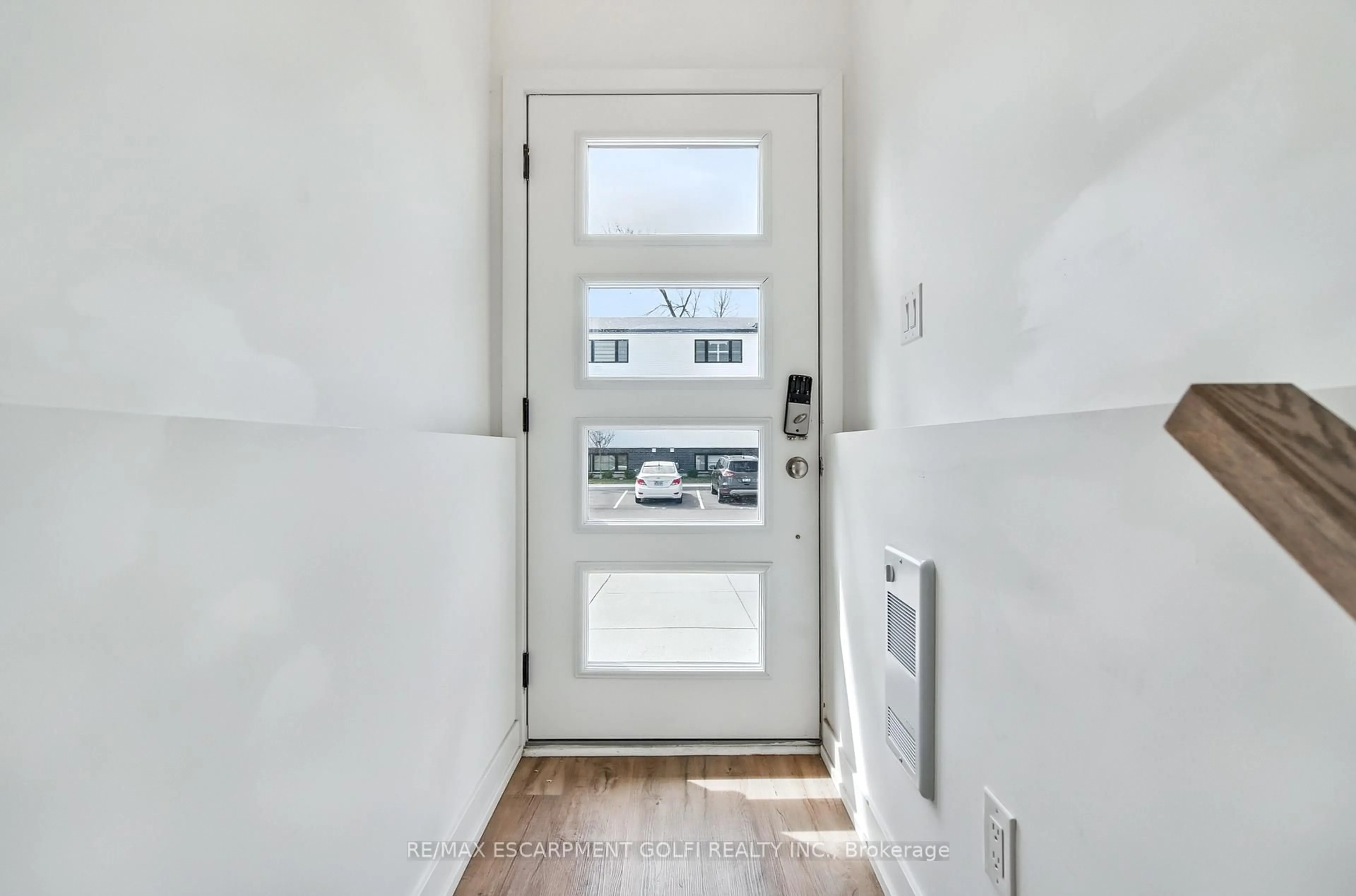 Indoor entryway for 4263 FOURTH Ave #212, Niagara Falls Ontario L6P 1H8