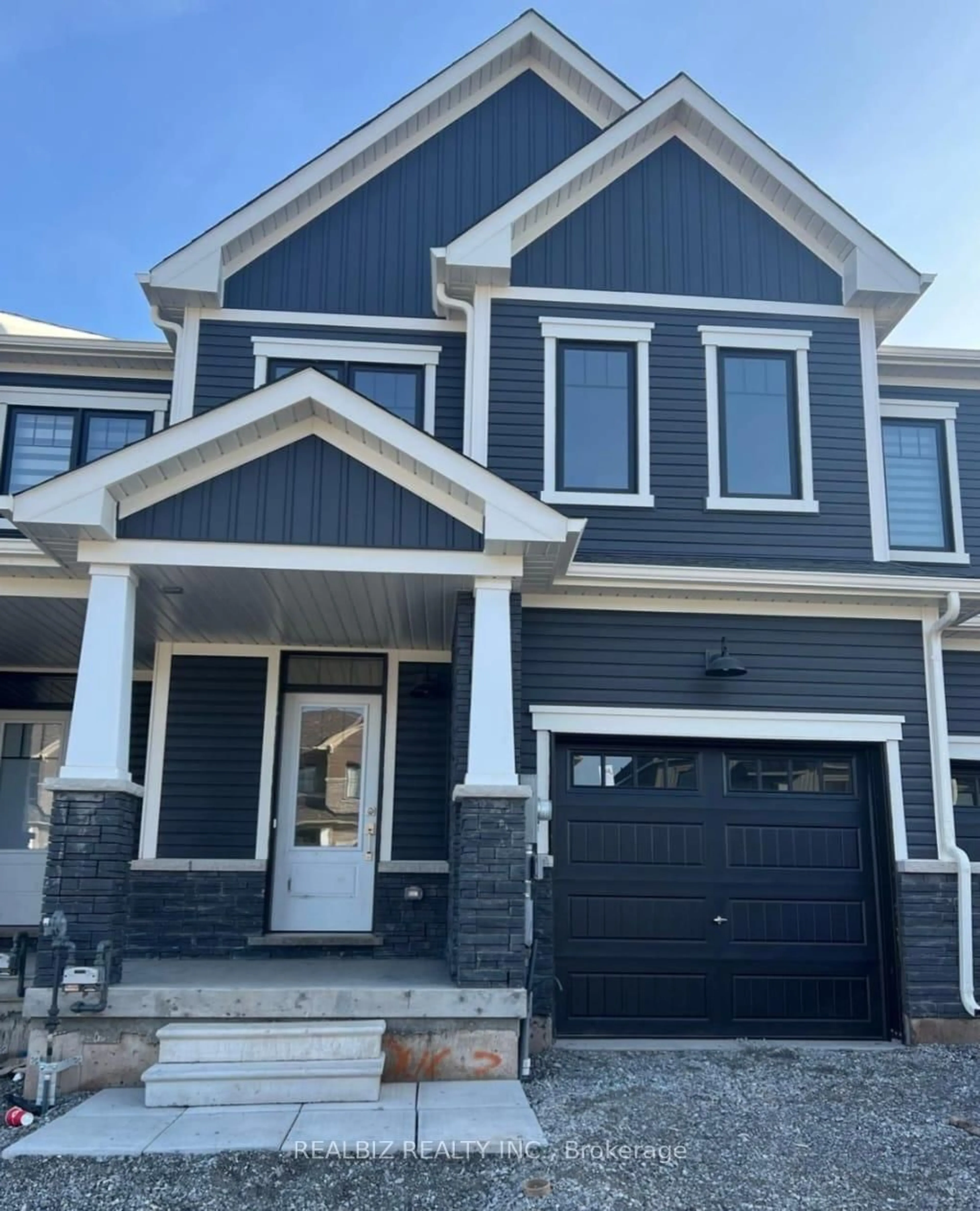Home with vinyl exterior material, street for 35 Rowlock St, Welland Ontario L3B 0M7