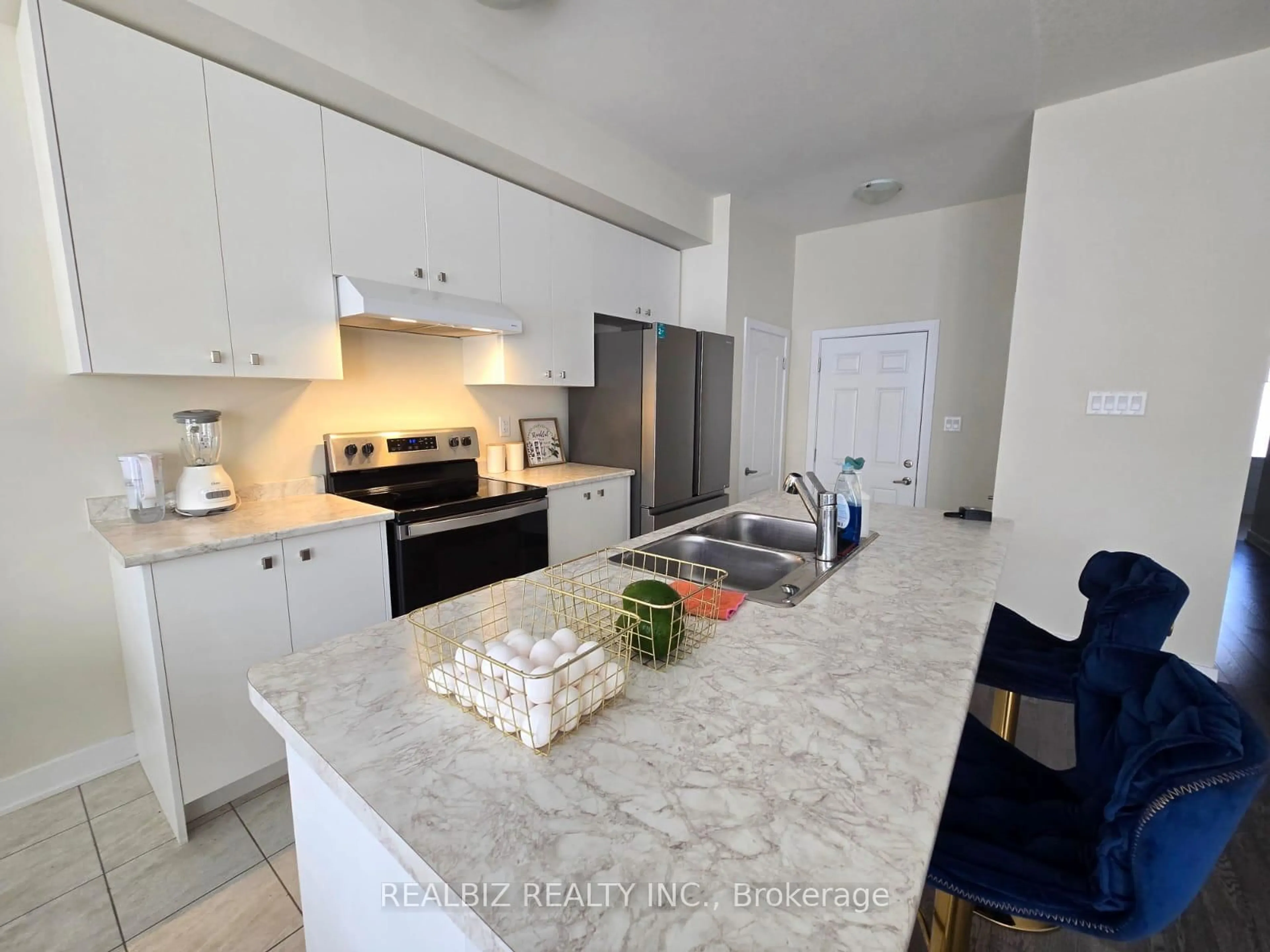 Open concept kitchen, ceramic/tile floor for 35 Rowlock St, Welland Ontario L3B 0M7