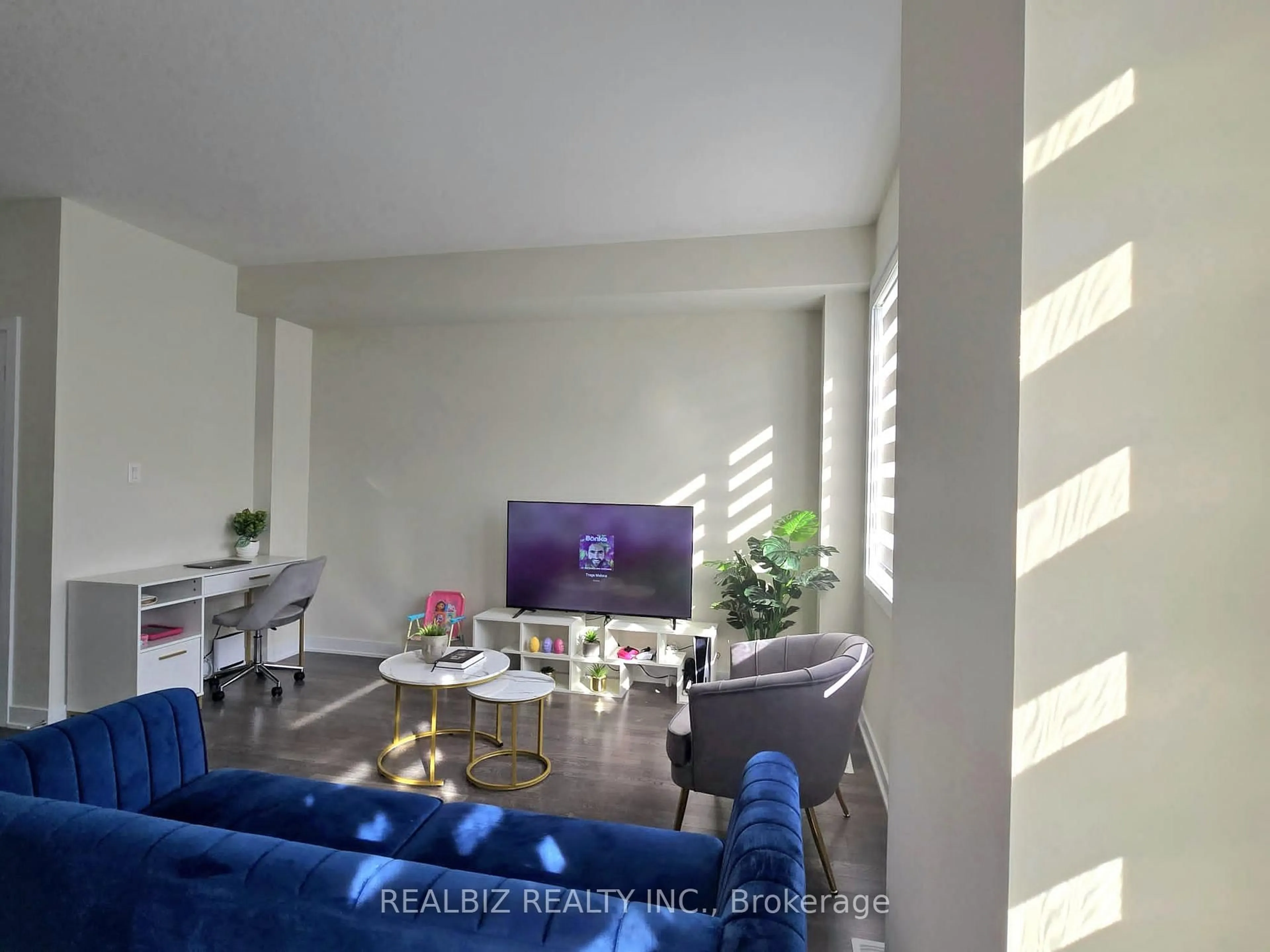 Living room with furniture, unknown for 35 Rowlock St, Welland Ontario L3B 0M7