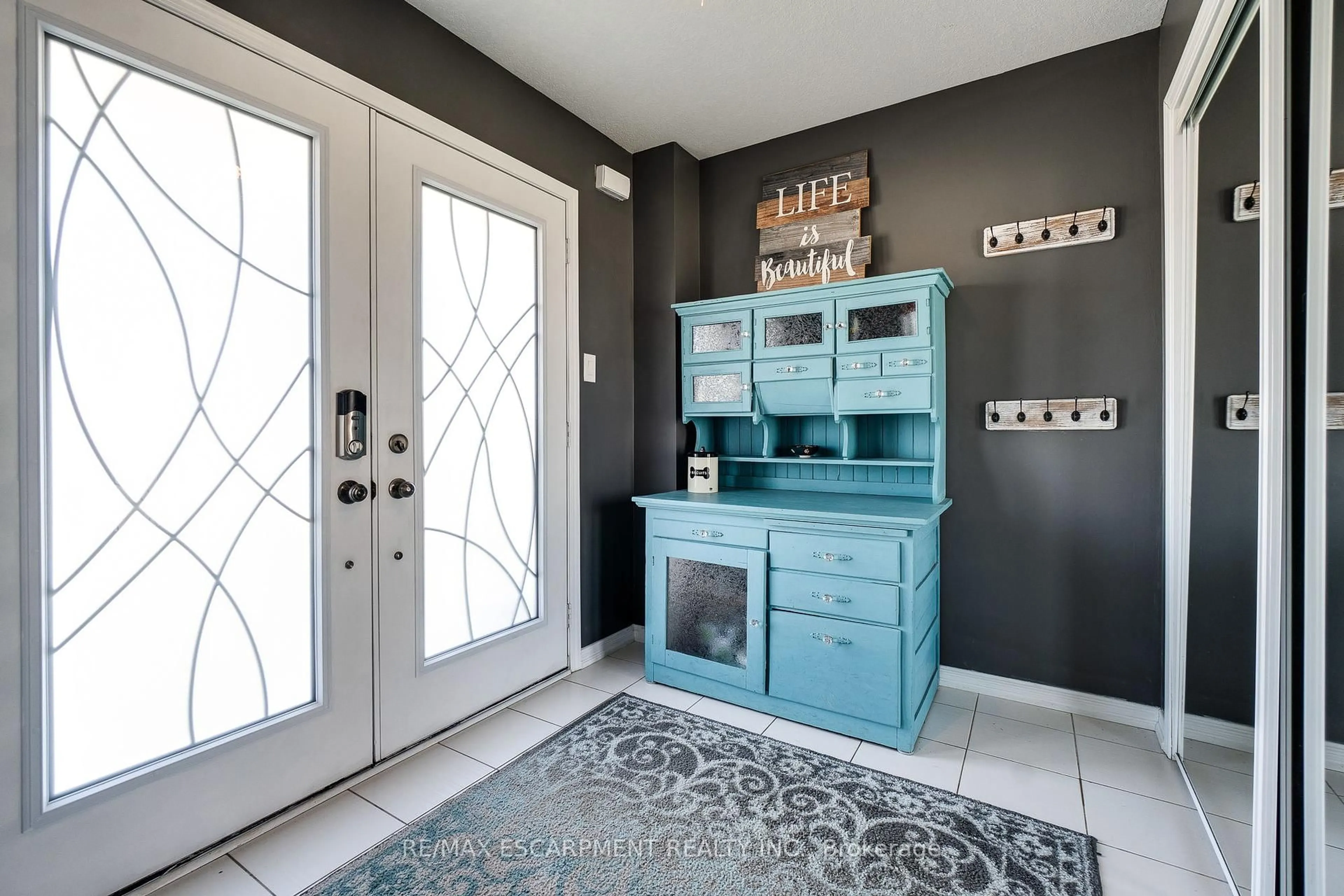 Indoor entryway for 170 BINHAVEN Blvd, Hamilton Ontario L0R 1C0