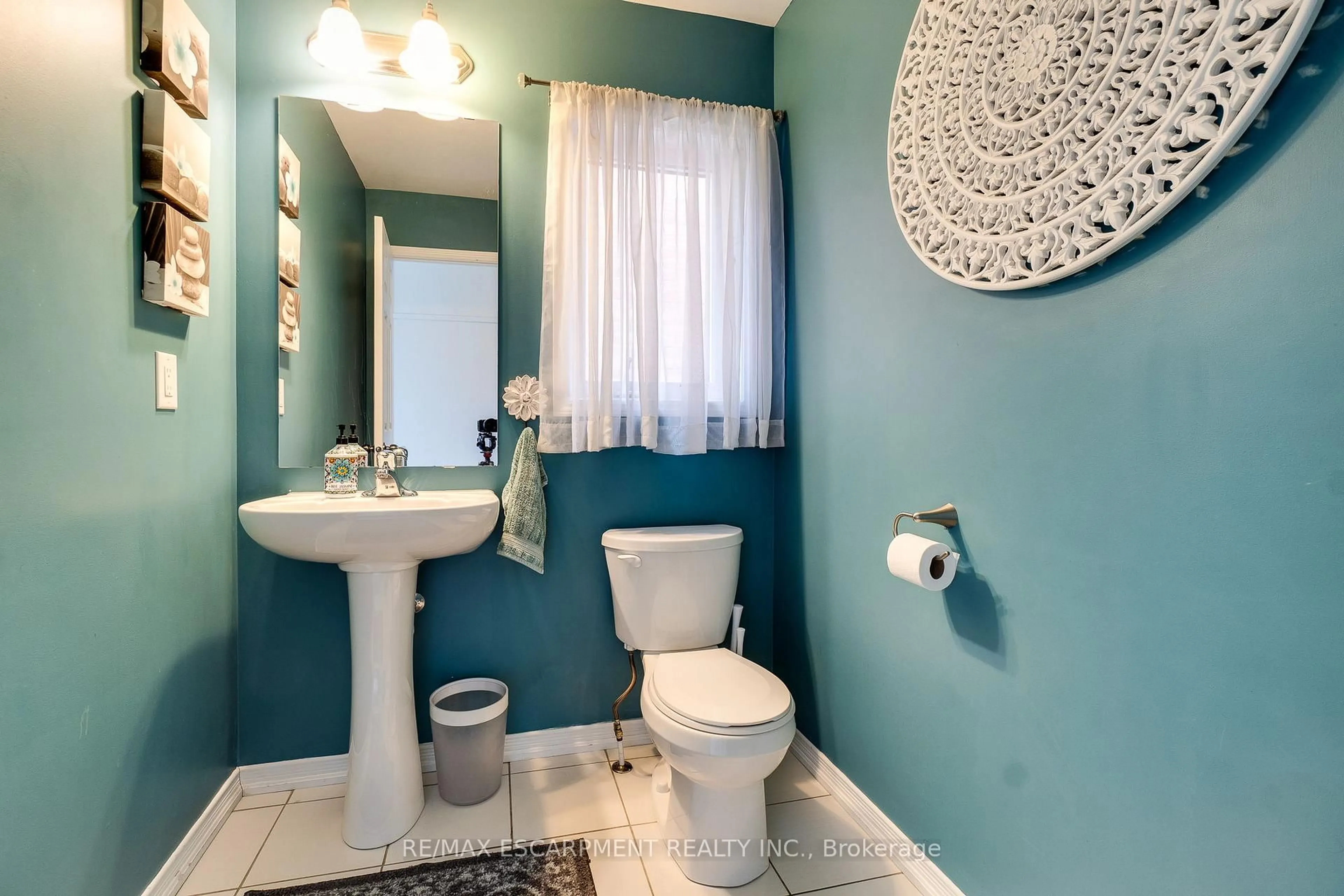 Standard bathroom, ceramic/tile floor for 170 BINHAVEN Blvd, Hamilton Ontario L0R 1C0
