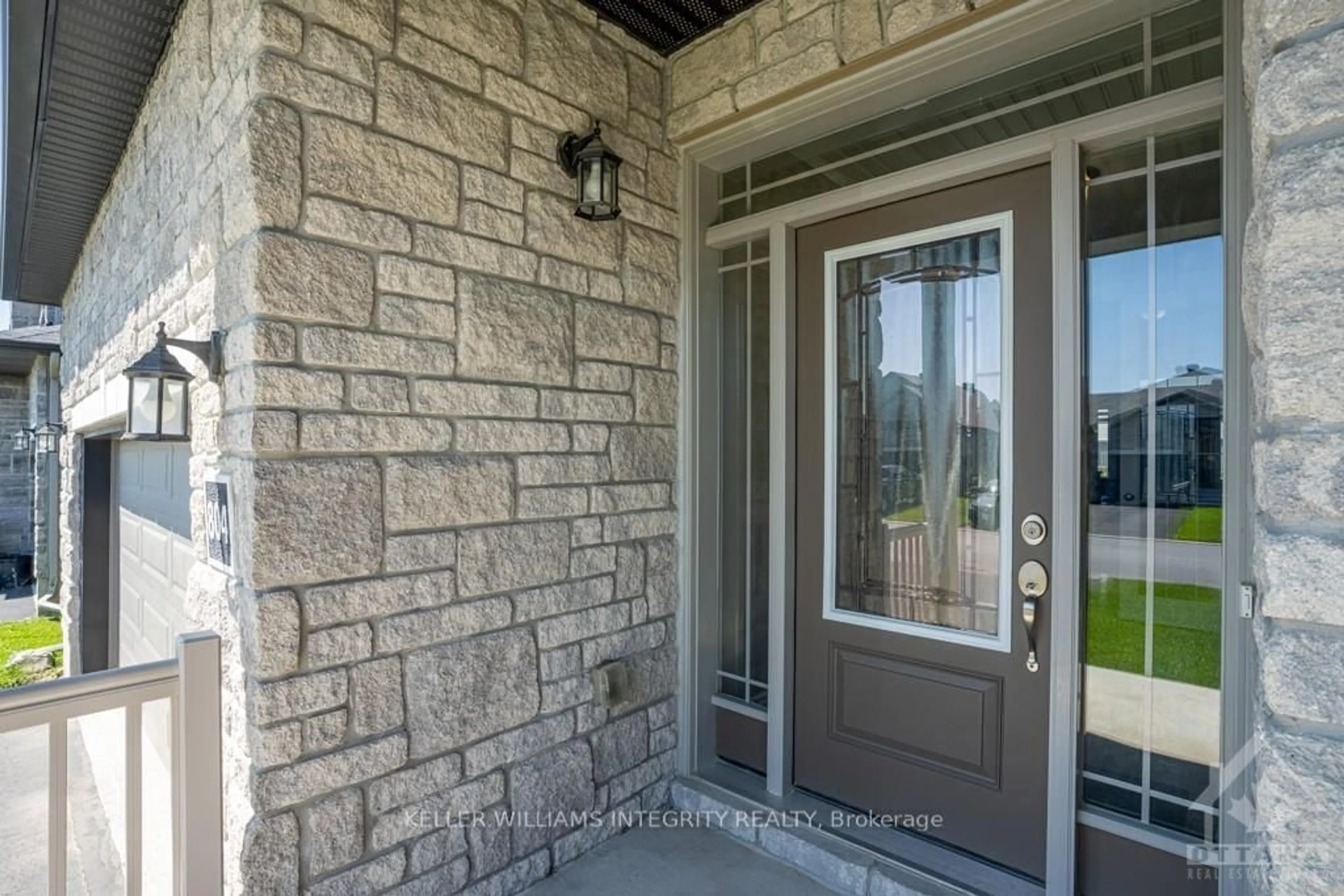 Indoor entryway for 804 Platinum St, Clarence-Rockland Ontario K4K 0J2