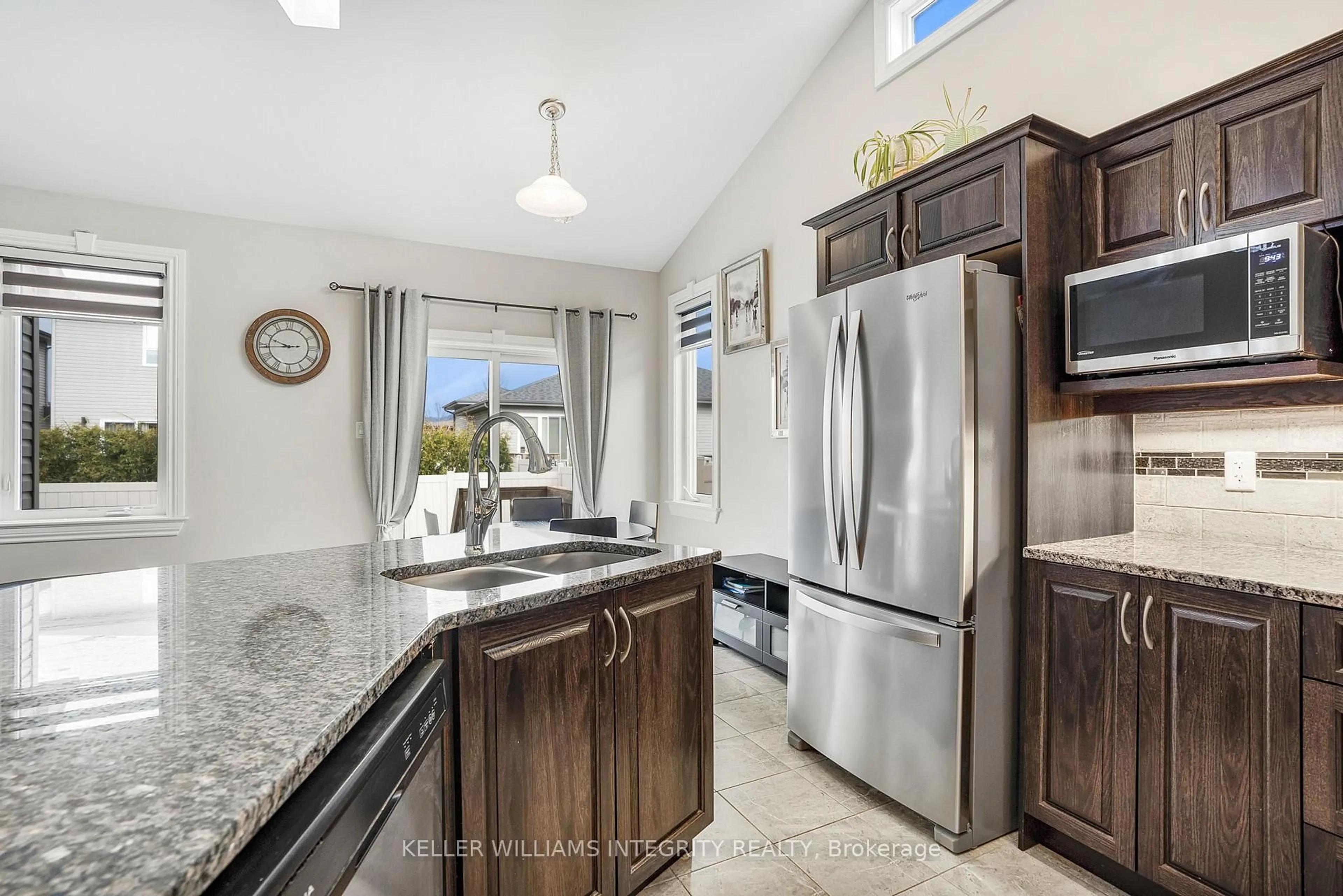 Open concept kitchen, ceramic/tile floor for 804 Platinum St, Clarence-Rockland Ontario K4K 0J2