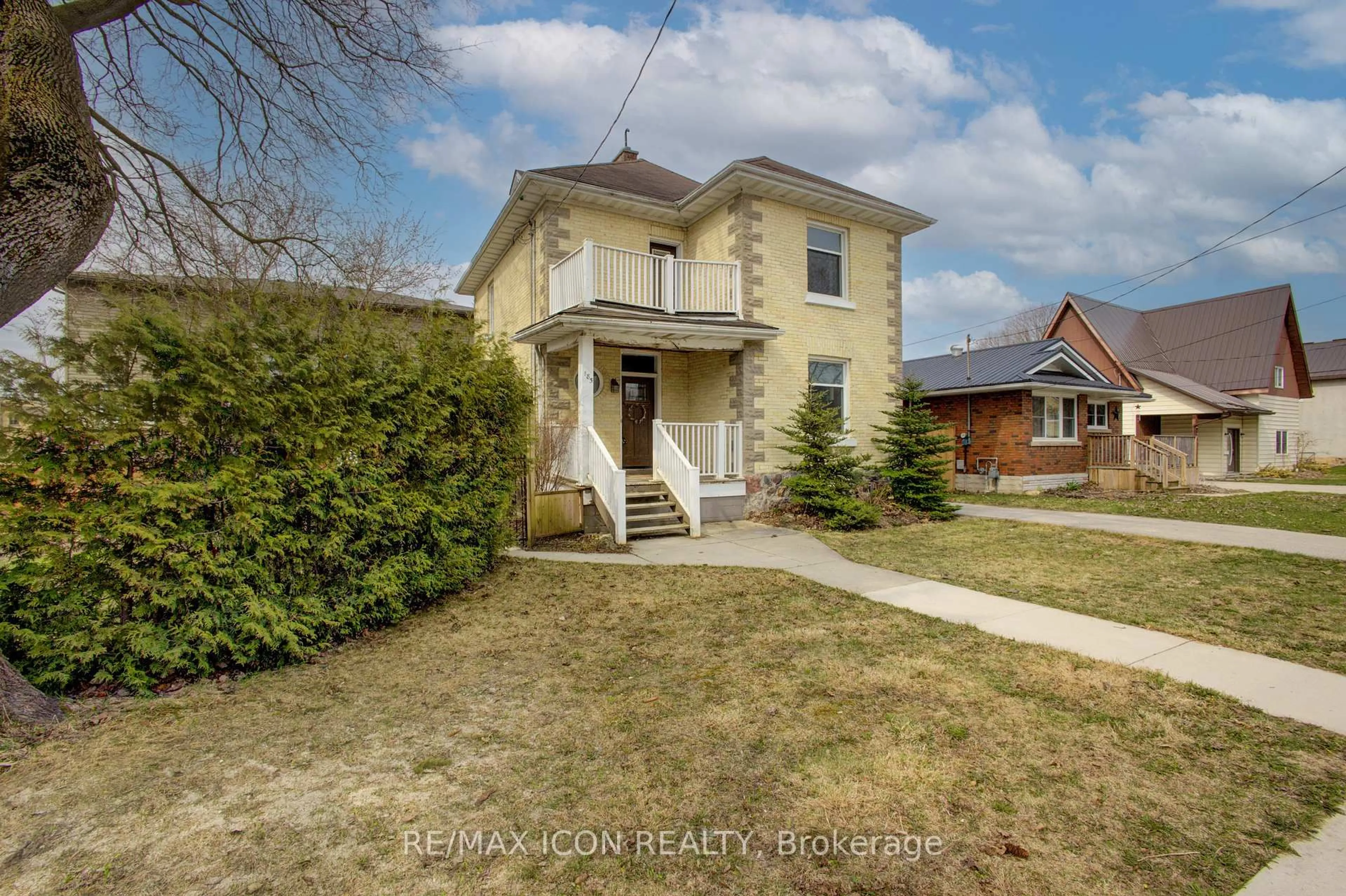 A pic from outside/outdoor area/front of a property/back of a property/a pic from drone, street for 185 Fergus St, Wellington North Ontario N0G 2L2