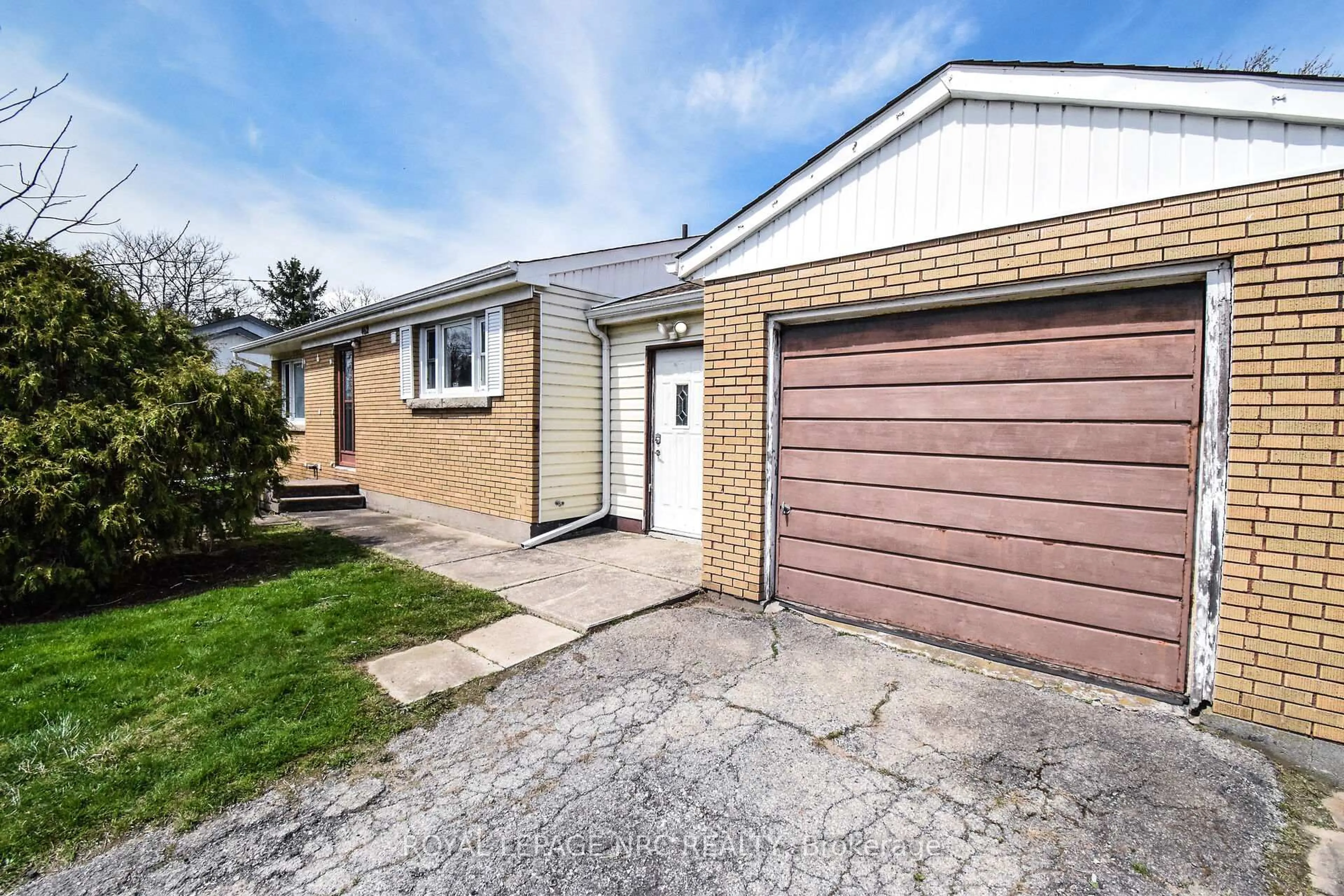 A pic from outside/outdoor area/front of a property/back of a property/a pic from drone, street for 462 Quaker Rd, Welland Ontario L3C 3G8