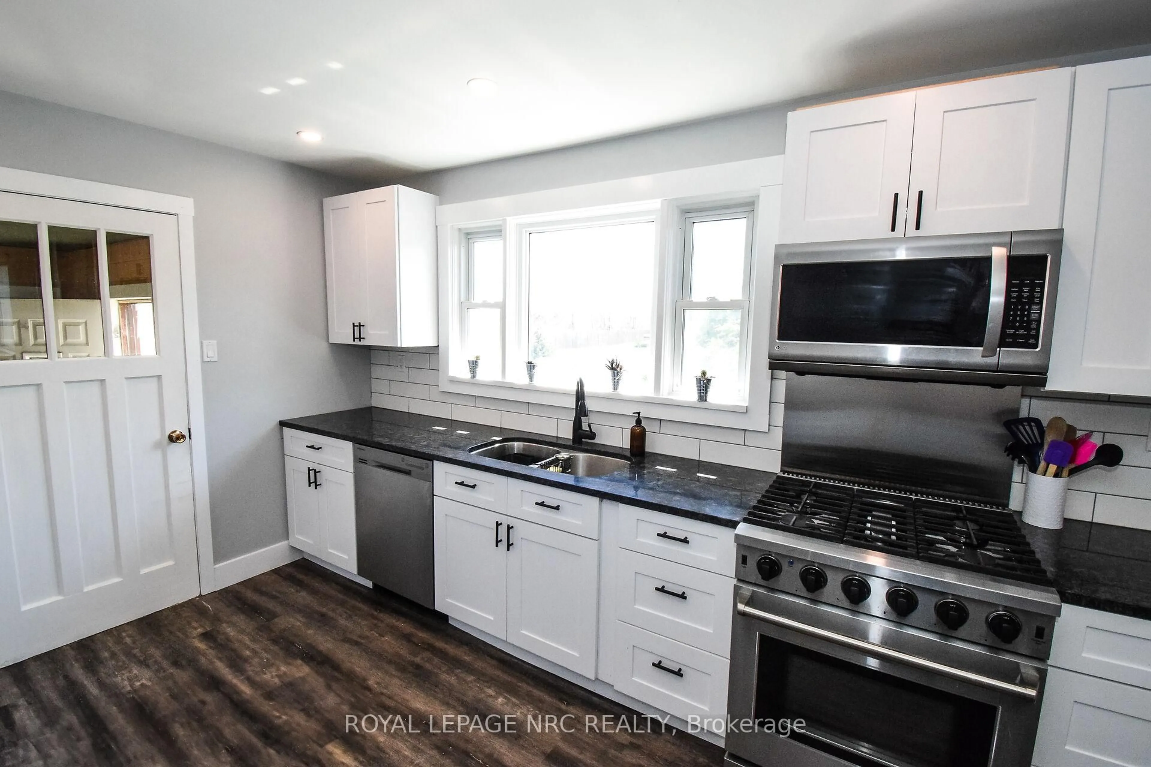 Open concept kitchen, unknown for 462 Quaker Rd, Welland Ontario L3C 3G8