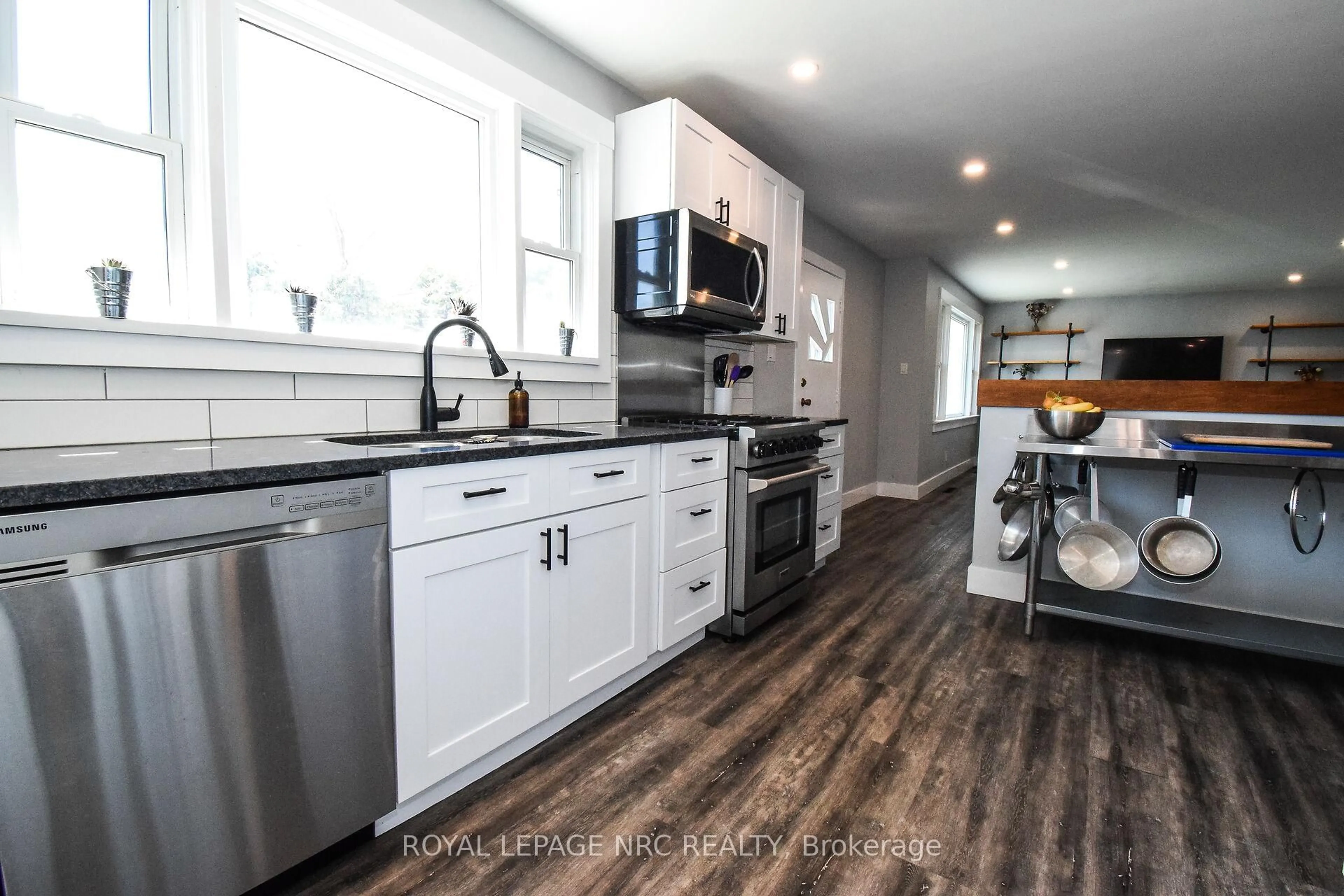 Open concept kitchen, unknown for 462 Quaker Rd, Welland Ontario L3C 3G8