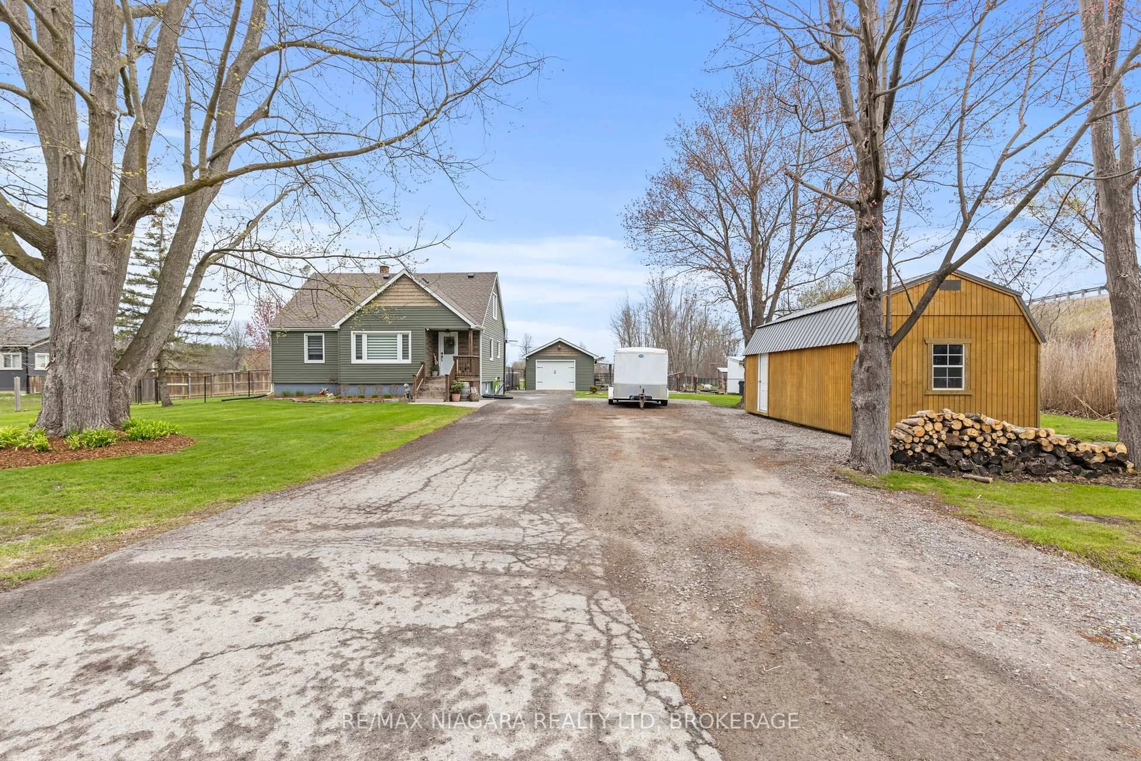 A pic from outside/outdoor area/front of a property/back of a property/a pic from drone, street for 746 Forks Rd, Welland Ontario L3B 5K9