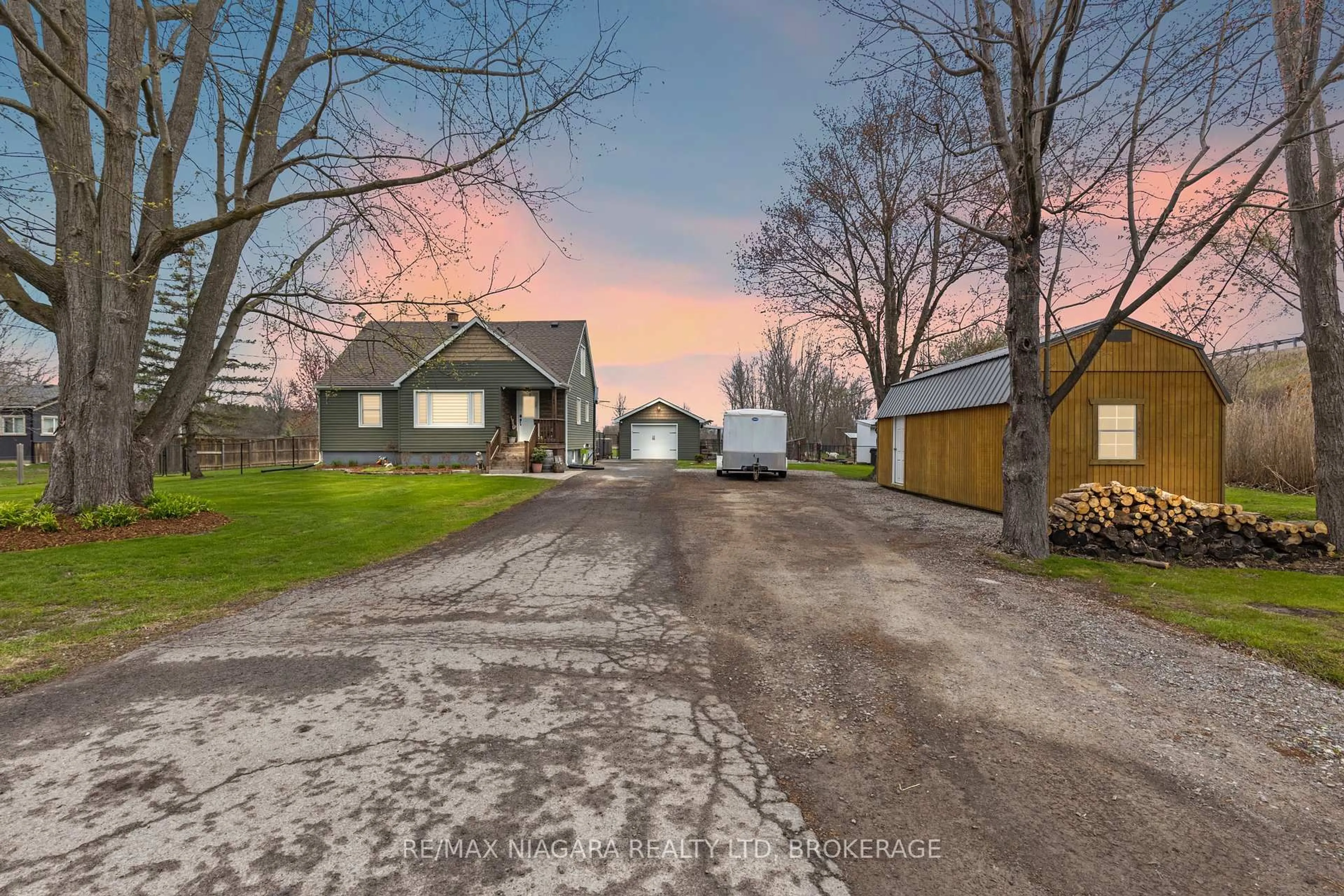 A pic from outside/outdoor area/front of a property/back of a property/a pic from drone, street for 746 Forks Rd, Welland Ontario L3B 5K9