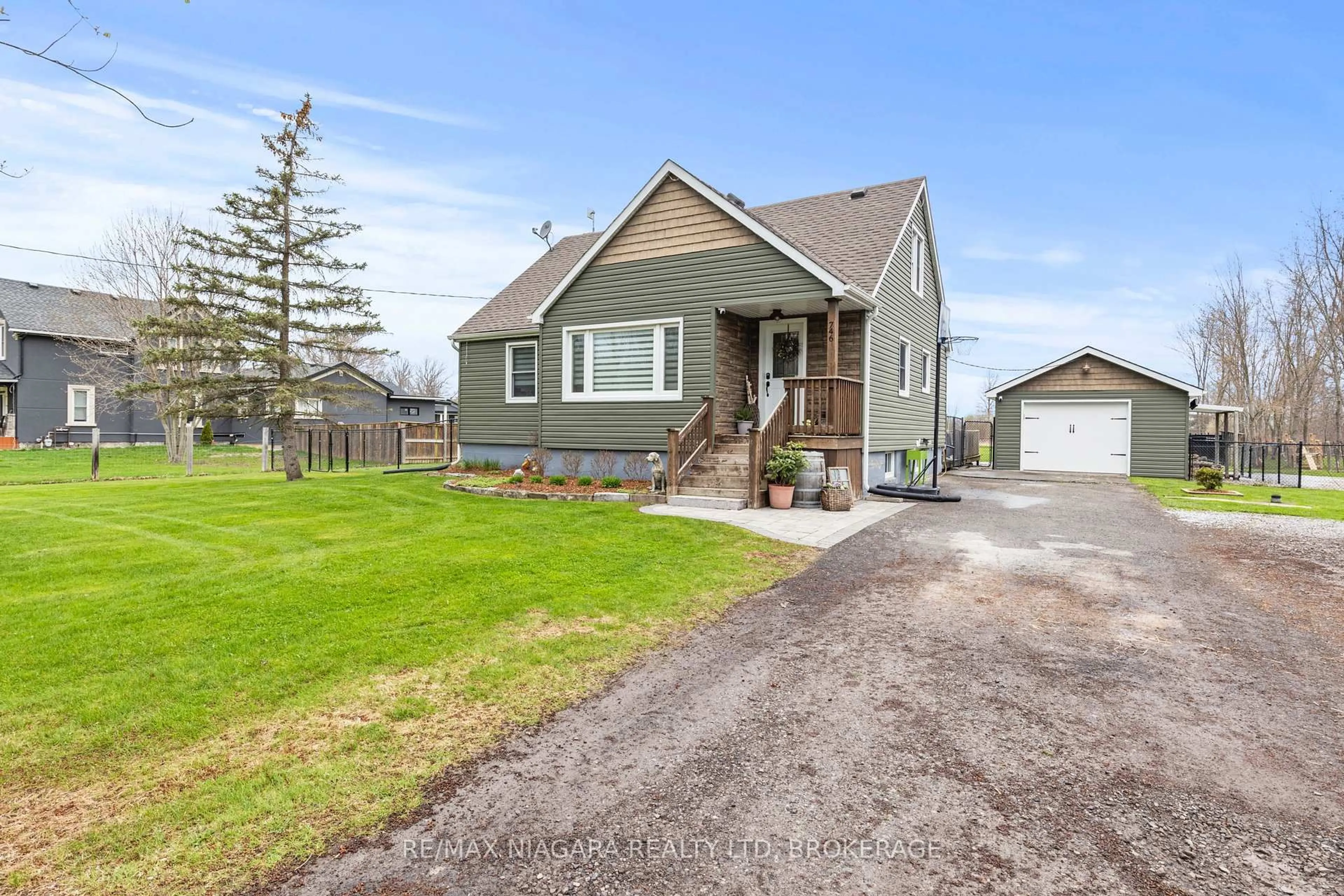 A pic from outside/outdoor area/front of a property/back of a property/a pic from drone, street for 746 Forks Rd, Welland Ontario L3B 5K9