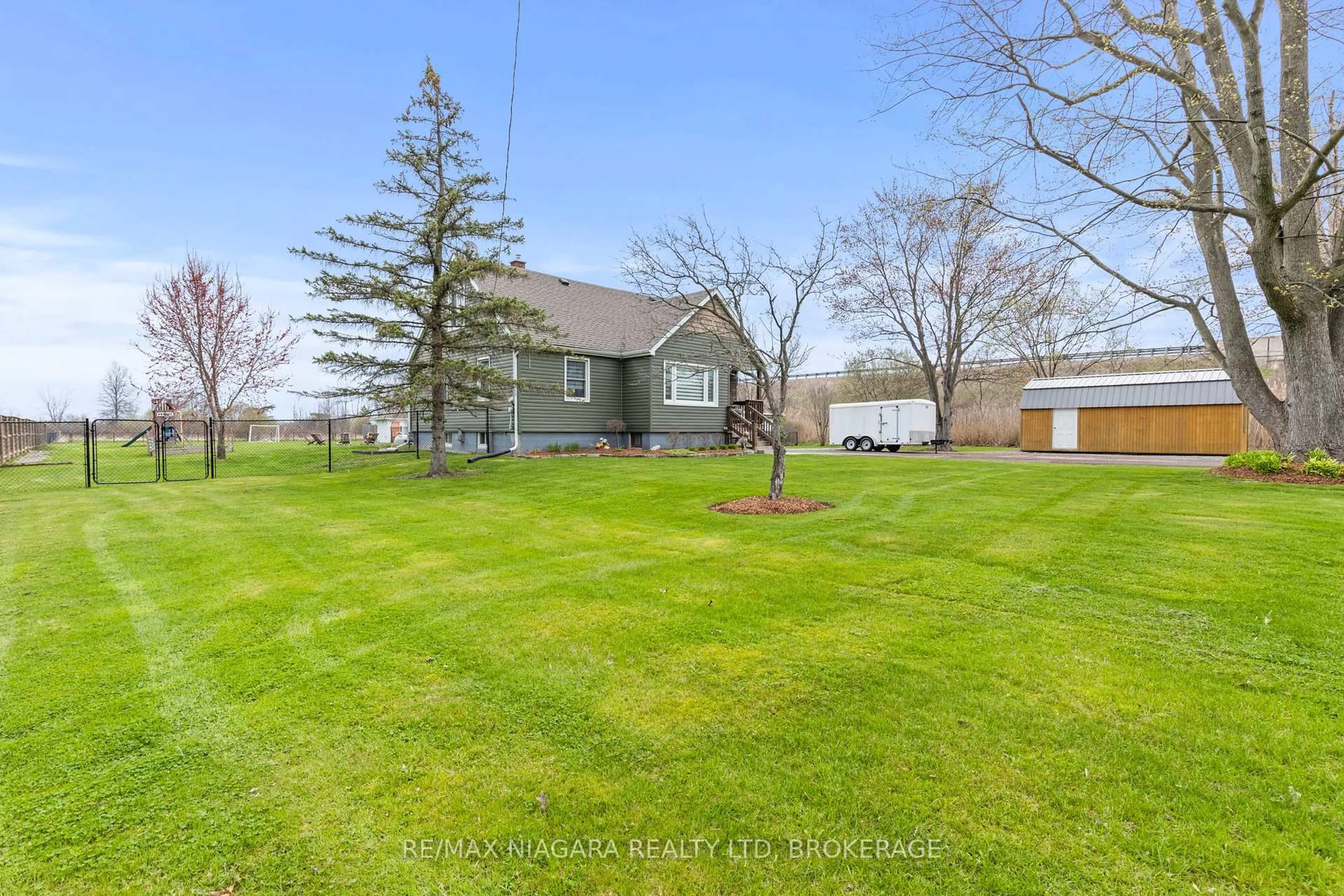 A pic from outside/outdoor area/front of a property/back of a property/a pic from drone, water/lake/river/ocean view for 746 Forks Rd, Welland Ontario L3B 5K9