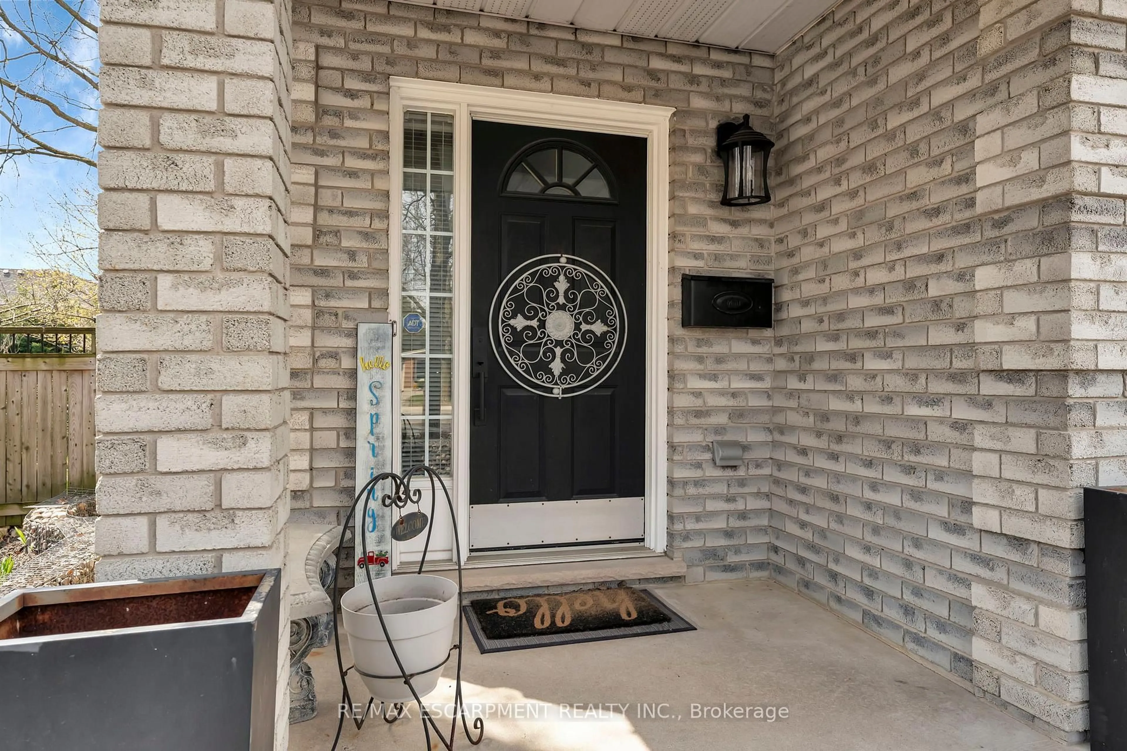 Indoor entryway for 100 Stone Church Rd, Hamilton Ontario L9B 1A9