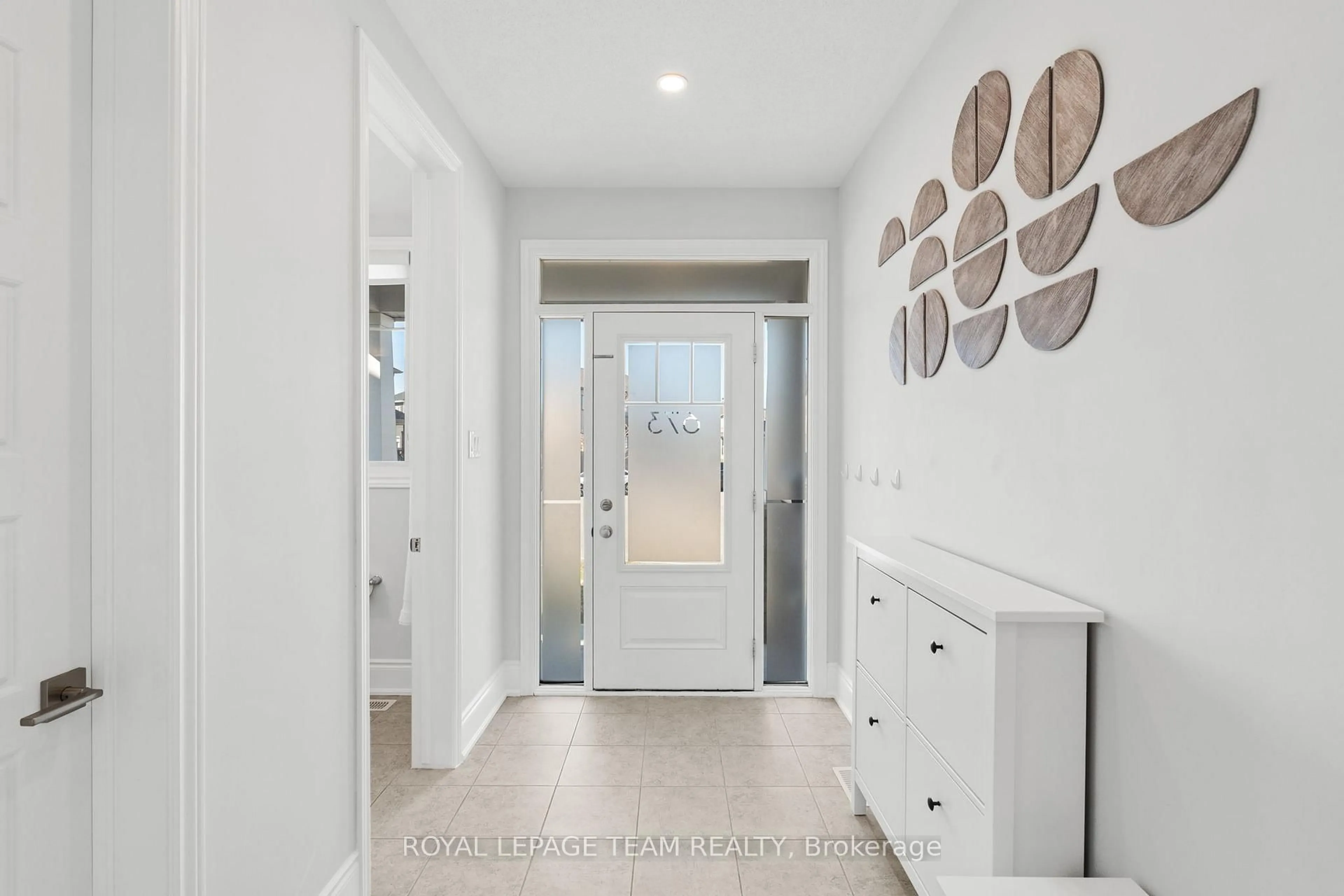Indoor entryway for 673 Rye Grass Way, Ottawa Ontario K2J 6Z8
