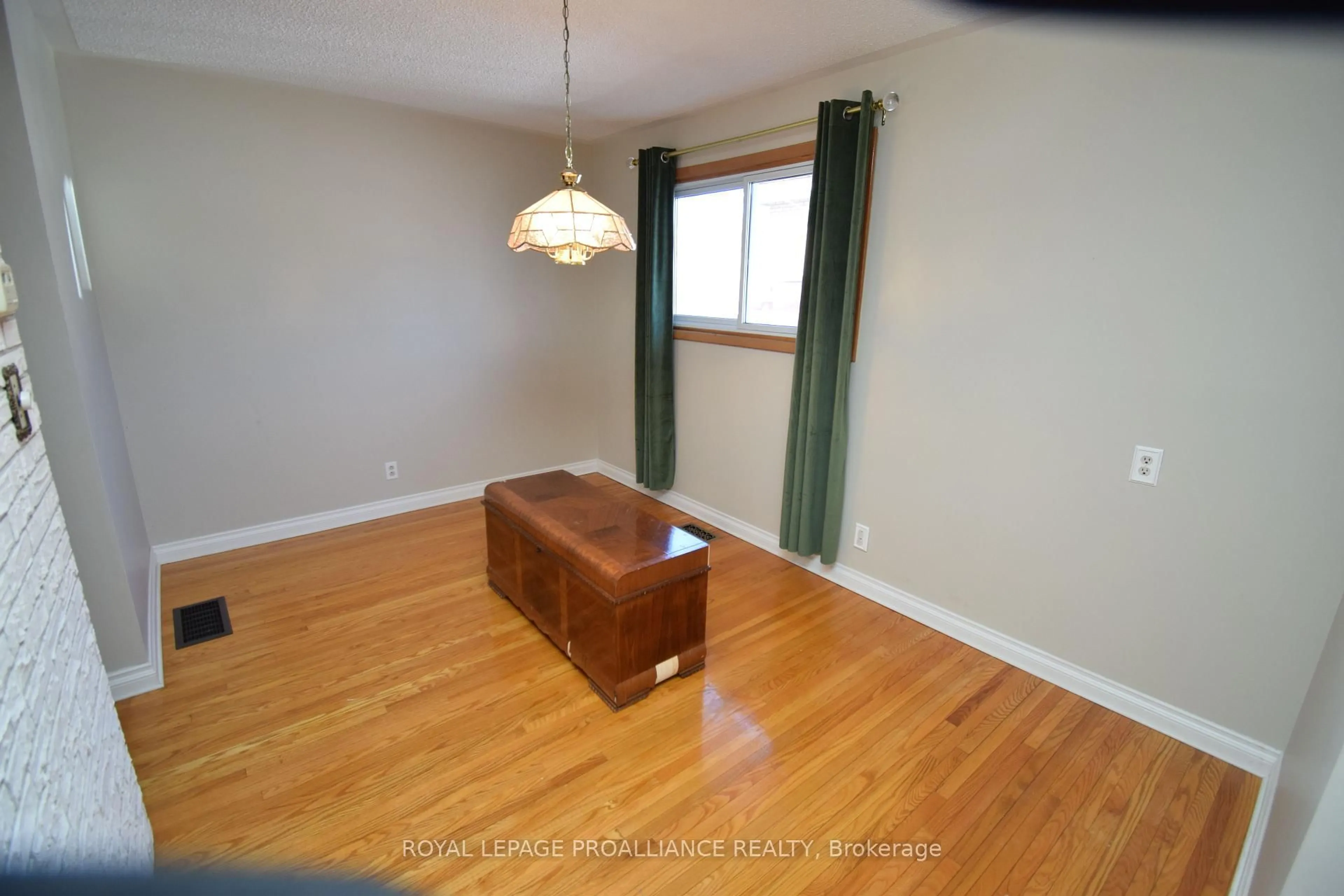 A pic of a room for 8 Walden Circ, Belleville Ontario K8P 2C3