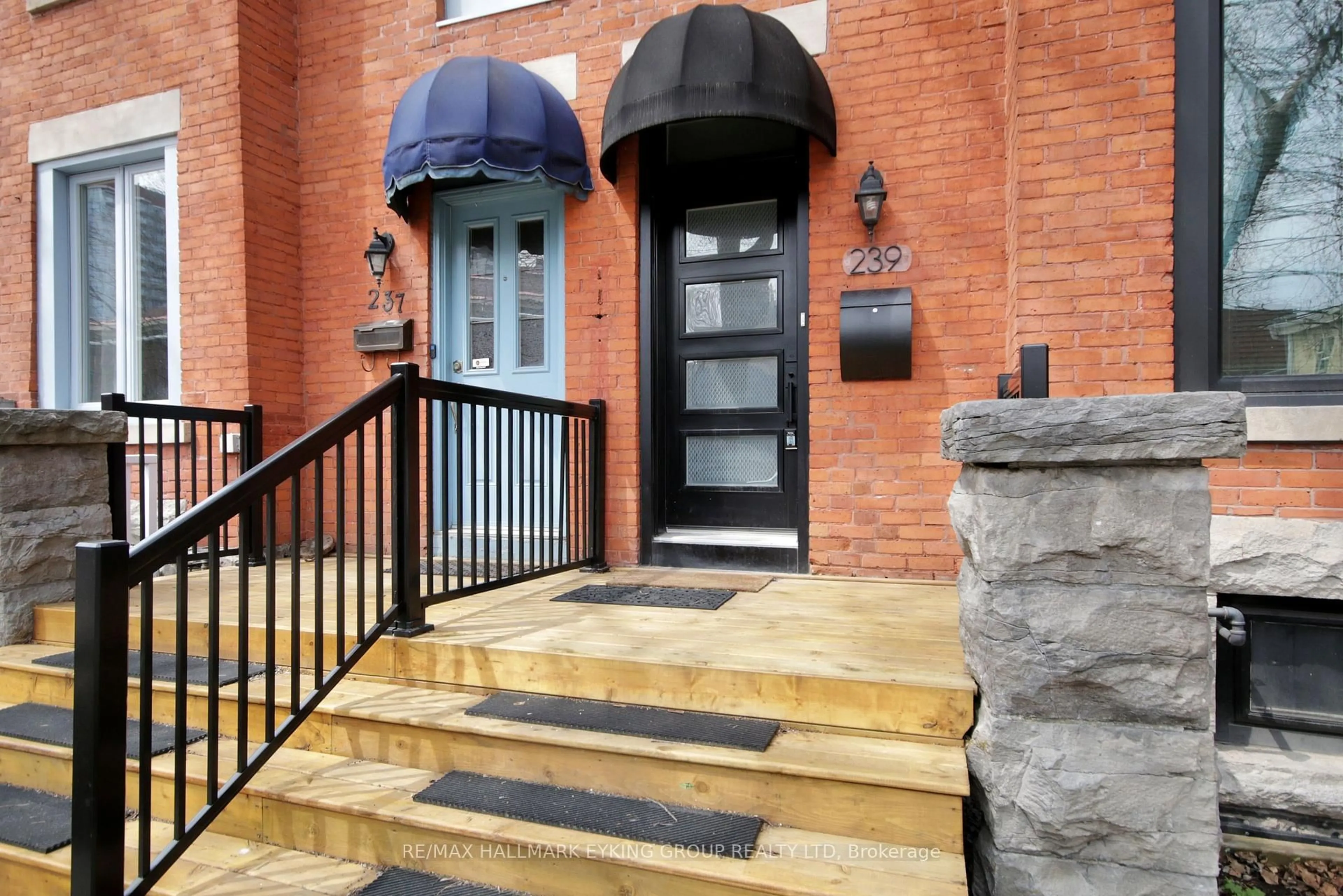 Indoor foyer for 239 York St, Ottawa Ontario K1N 5T9