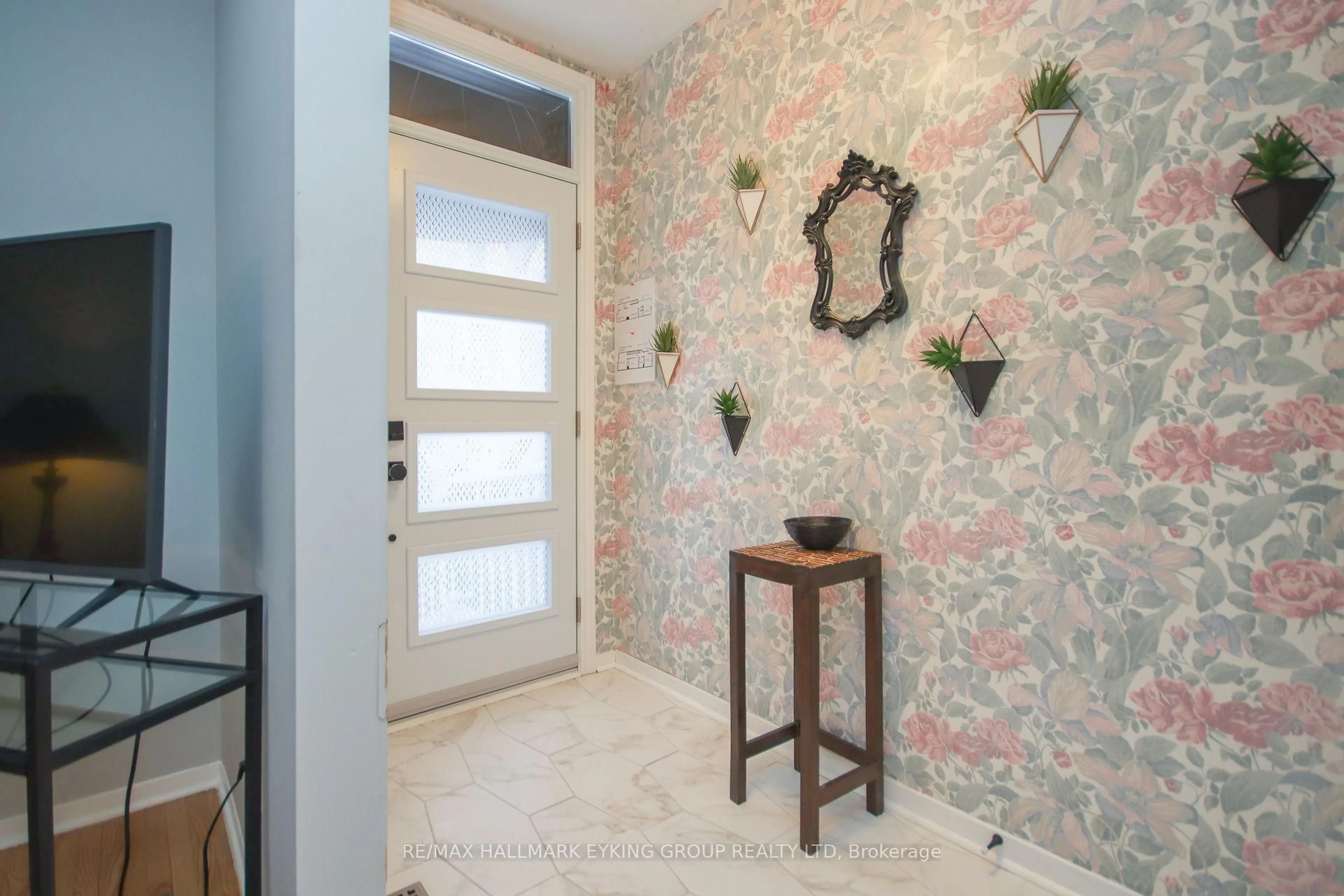 Indoor entryway for 239 York St, Ottawa Ontario K1N 5T9