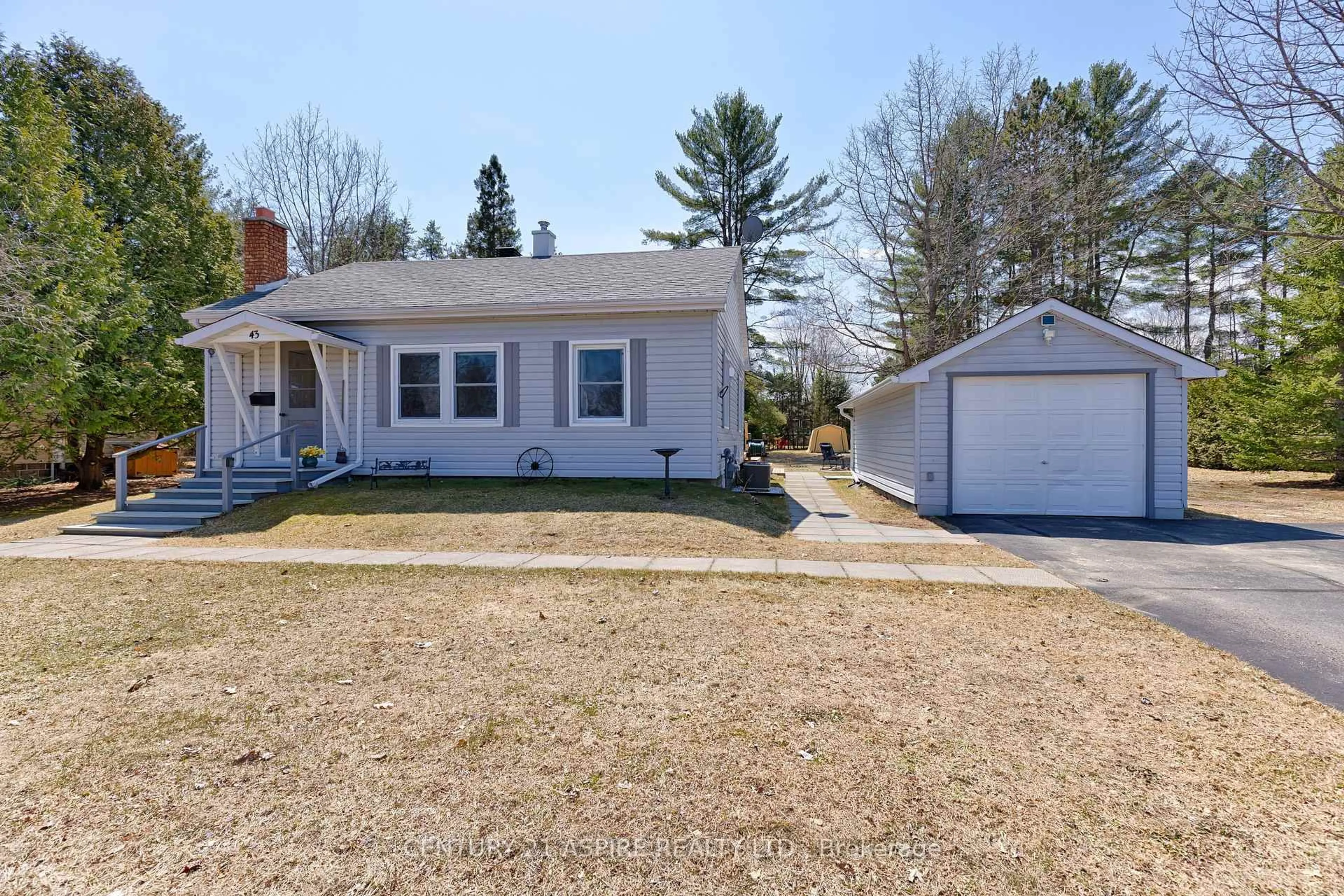 A pic from outside/outdoor area/front of a property/back of a property/a pic from drone, street for 43 James St, Deep River Ontario K0J 1P0