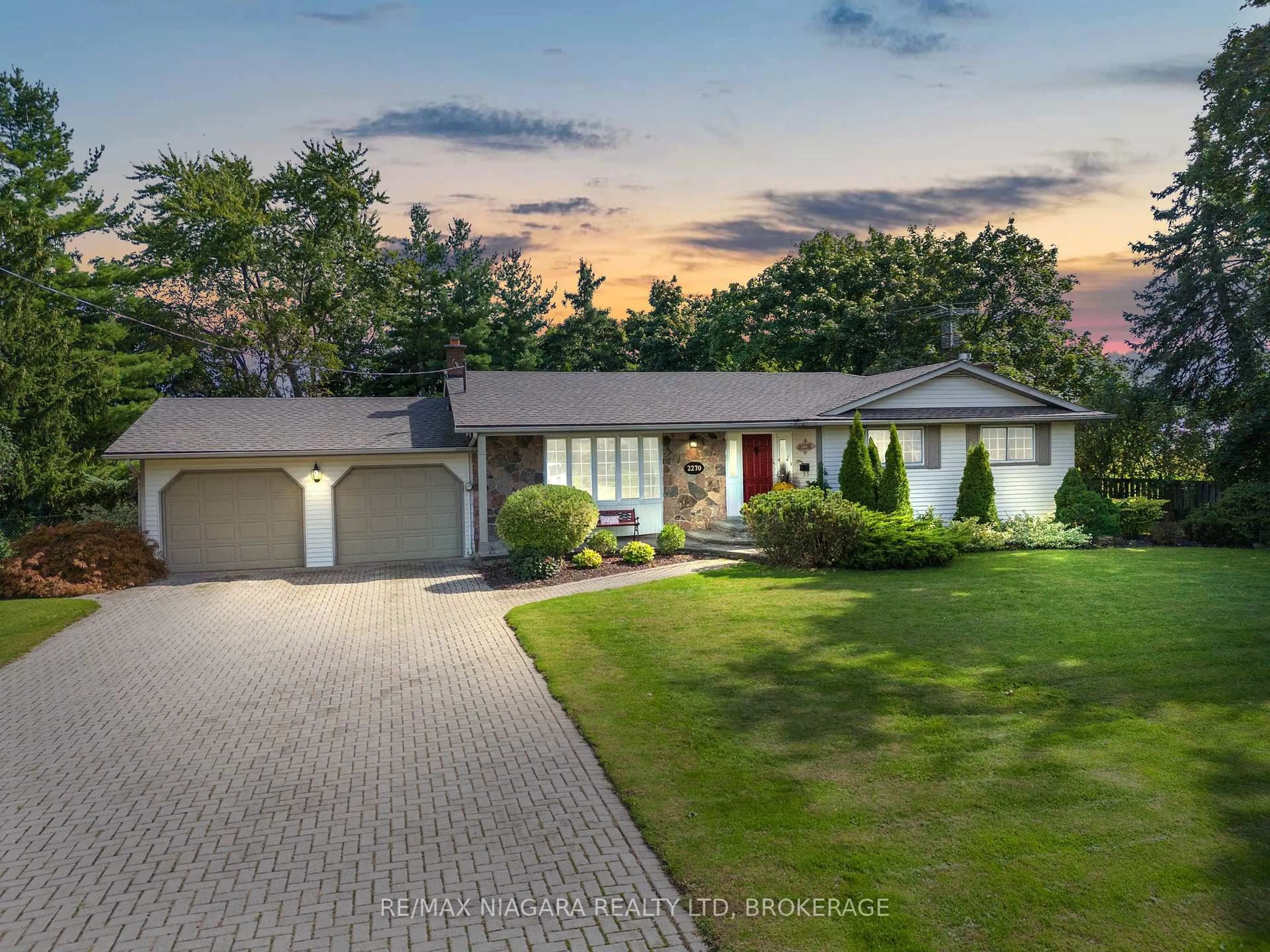 A pic from outside/outdoor area/front of a property/back of a property/a pic from drone, street for 2270 Seventh Louth St, St. Catharines Ontario L2R 6P7