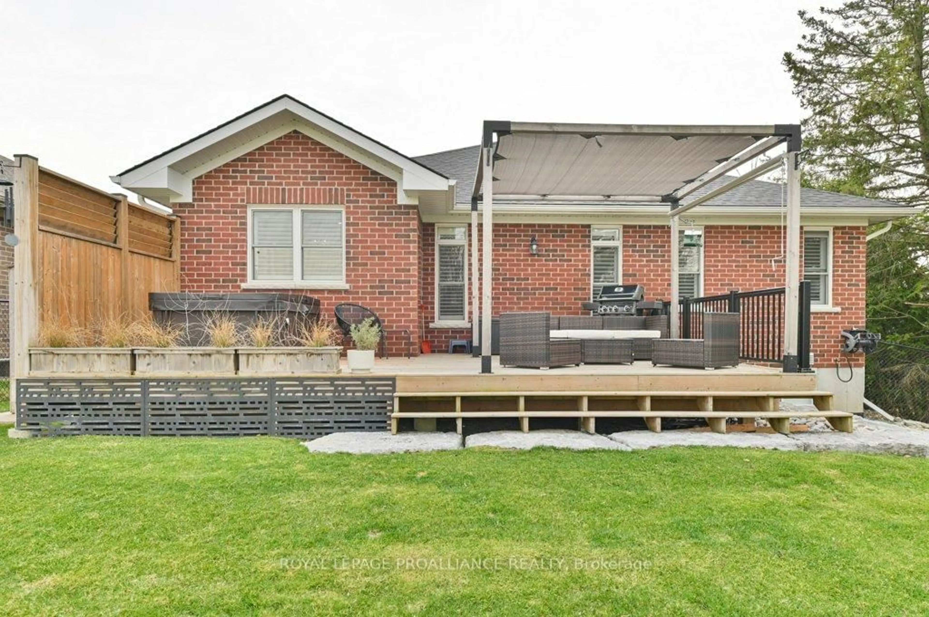 Home with brick exterior material, unknown for 32 Aberdeen St, Stirling Ontario K0K 3E0