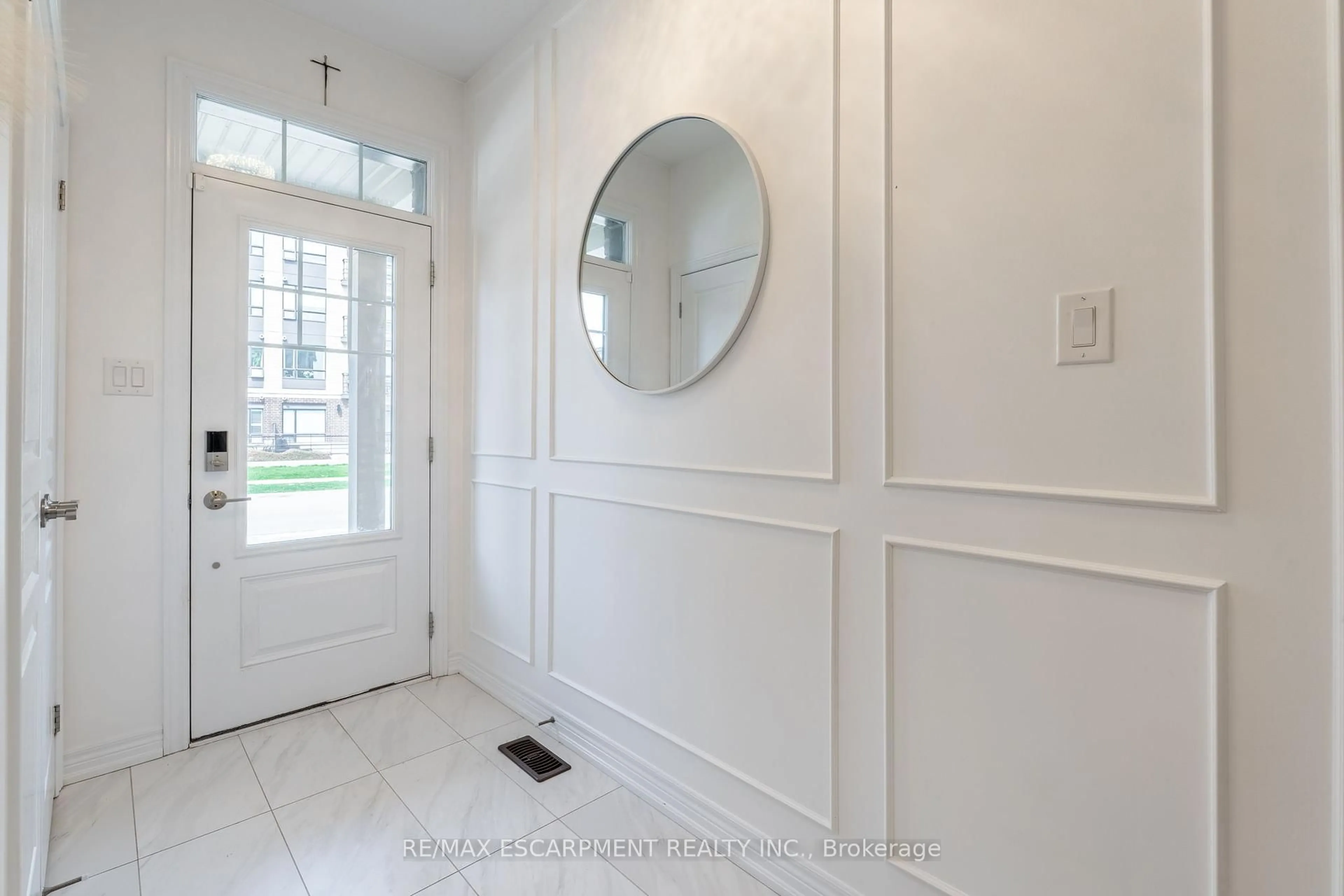 Indoor entryway for 16 Place Polonaise Dr, Grimsby Ontario L3M 0H3