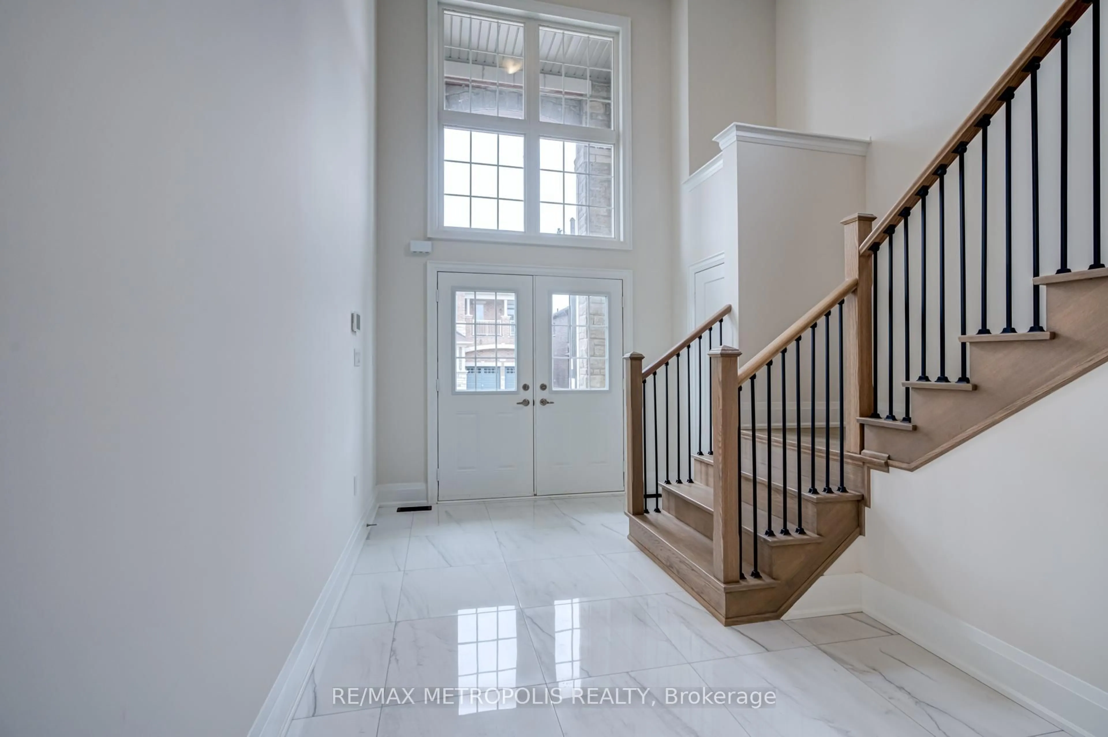 Indoor foyer for 454 Humphrey St, Hamilton Ontario L8B 1Z7