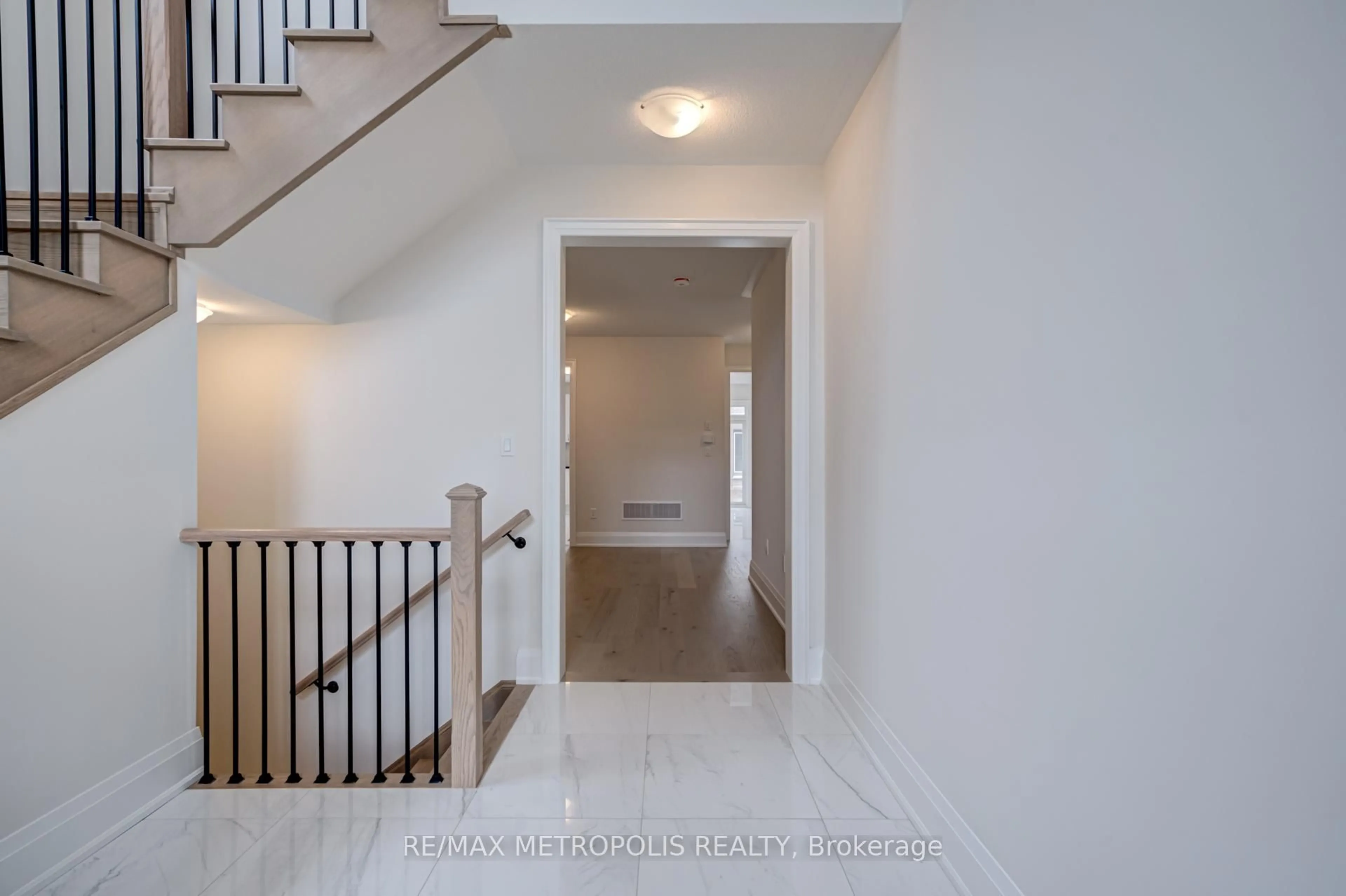 Indoor entryway for 454 Humphrey St, Hamilton Ontario L8B 1Z7