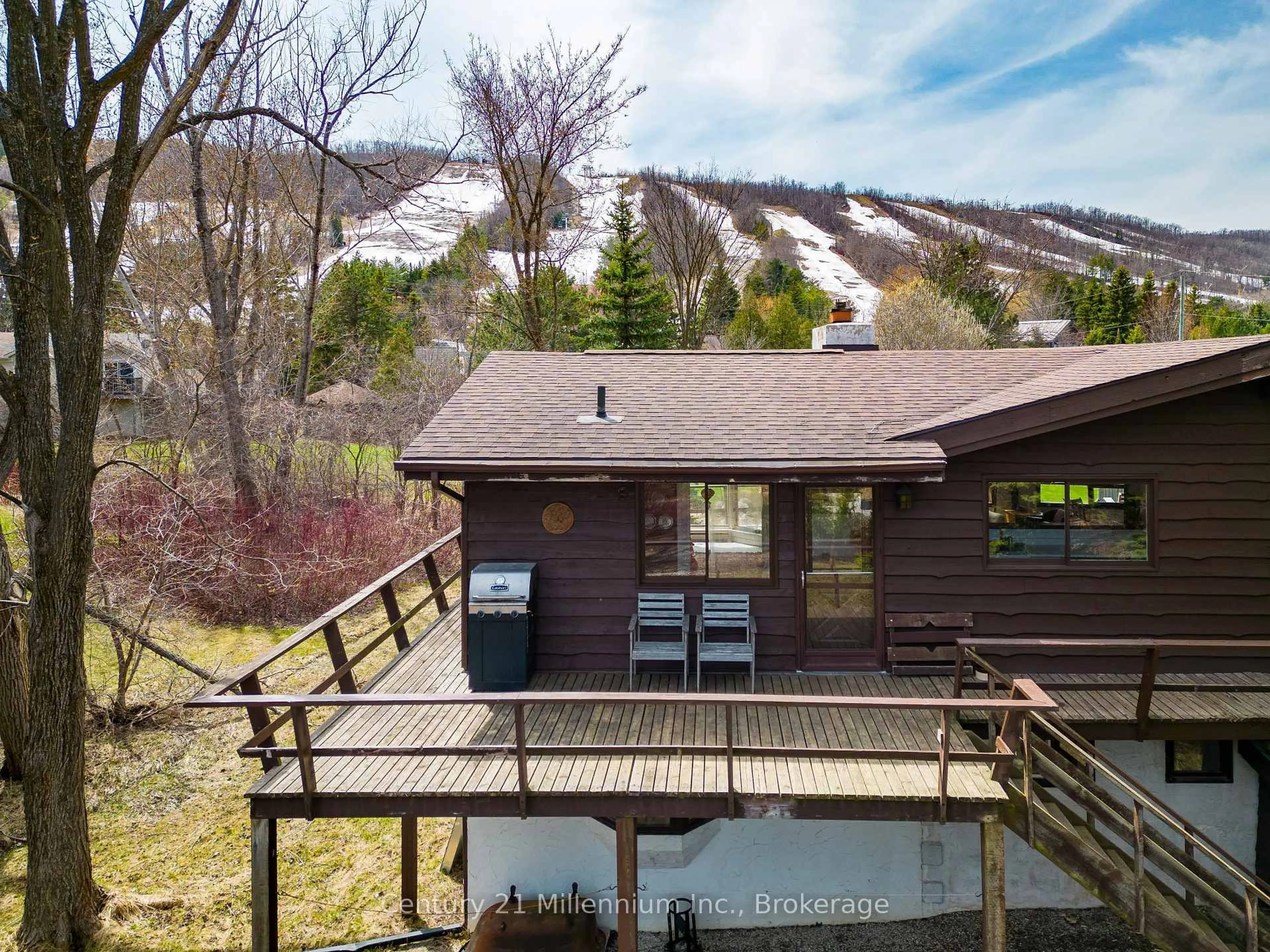 A pic from outside/outdoor area/front of a property/back of a property/a pic from drone, unknown for 117 Craigleith Walk, Blue Mountains Ontario L9Y 0S3