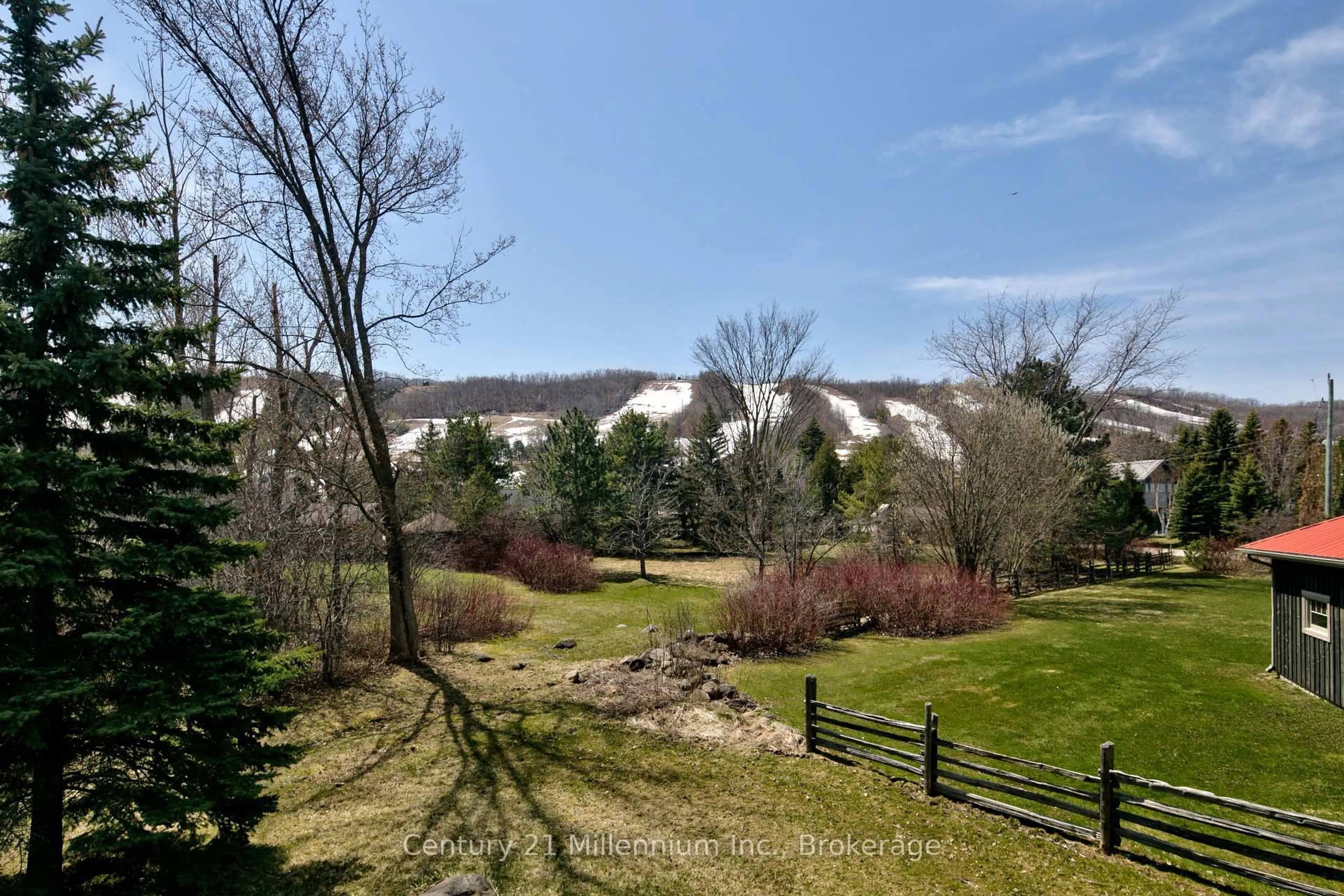 A pic from outside/outdoor area/front of a property/back of a property/a pic from drone, mountain view for 117 Craigleith Walk, Blue Mountains Ontario L9Y 0S3