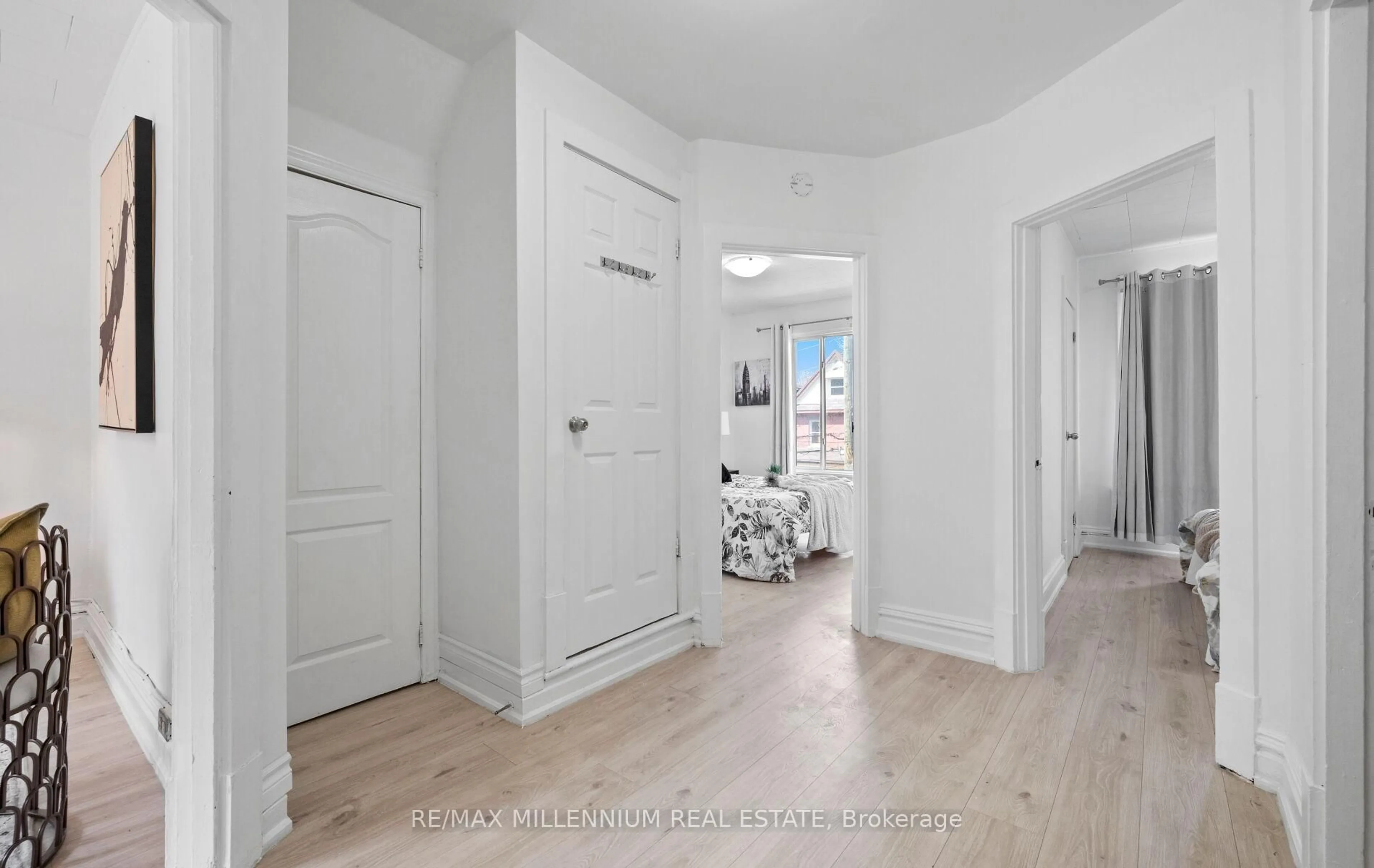 Indoor entryway for 10 Rutherford Ave, Hamilton Ontario L8M 1Y3