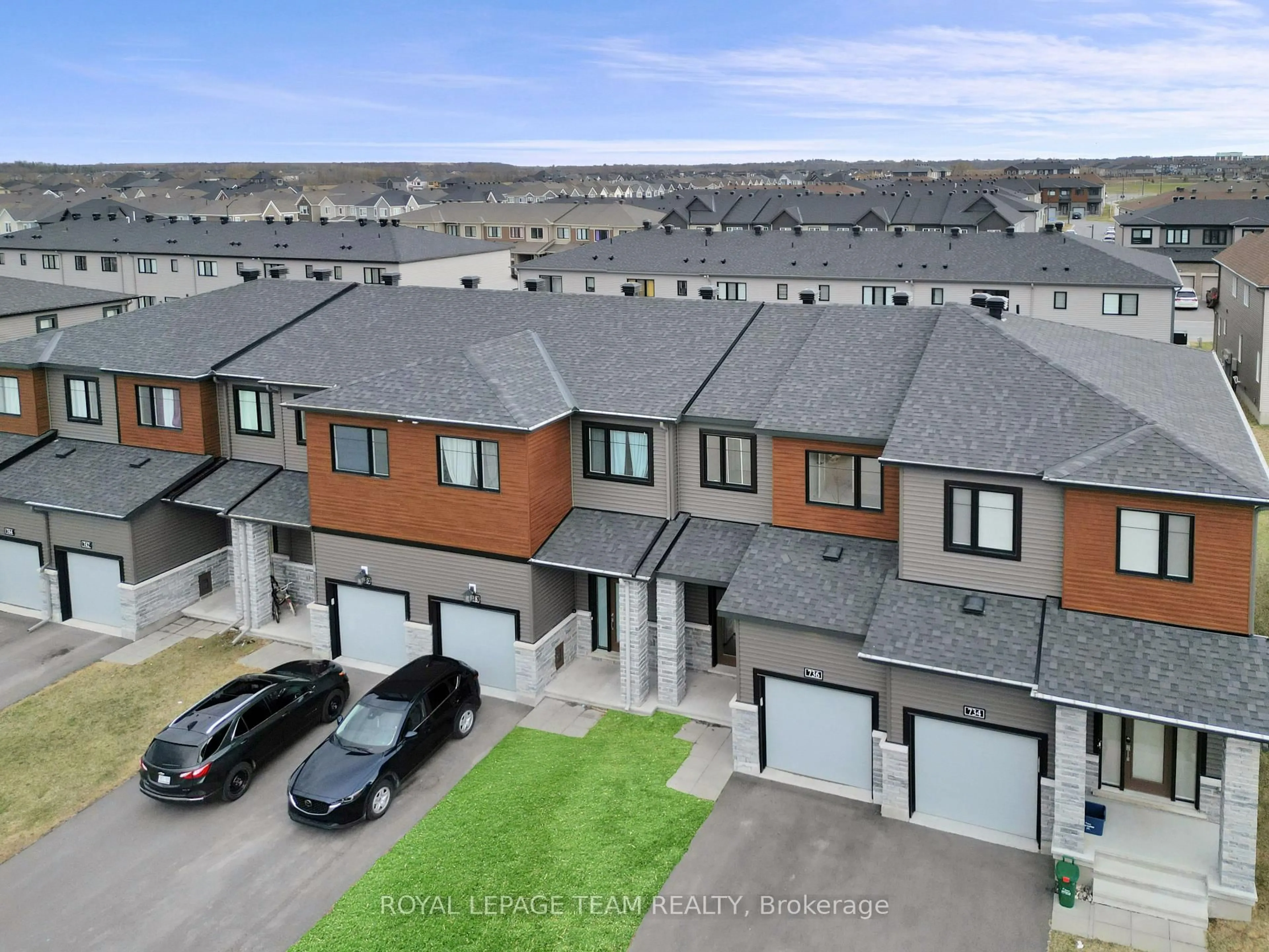 A pic from outside/outdoor area/front of a property/back of a property/a pic from drone, street for 736 Cashmere Terr, Ottawa Ontario K2J 6Z6