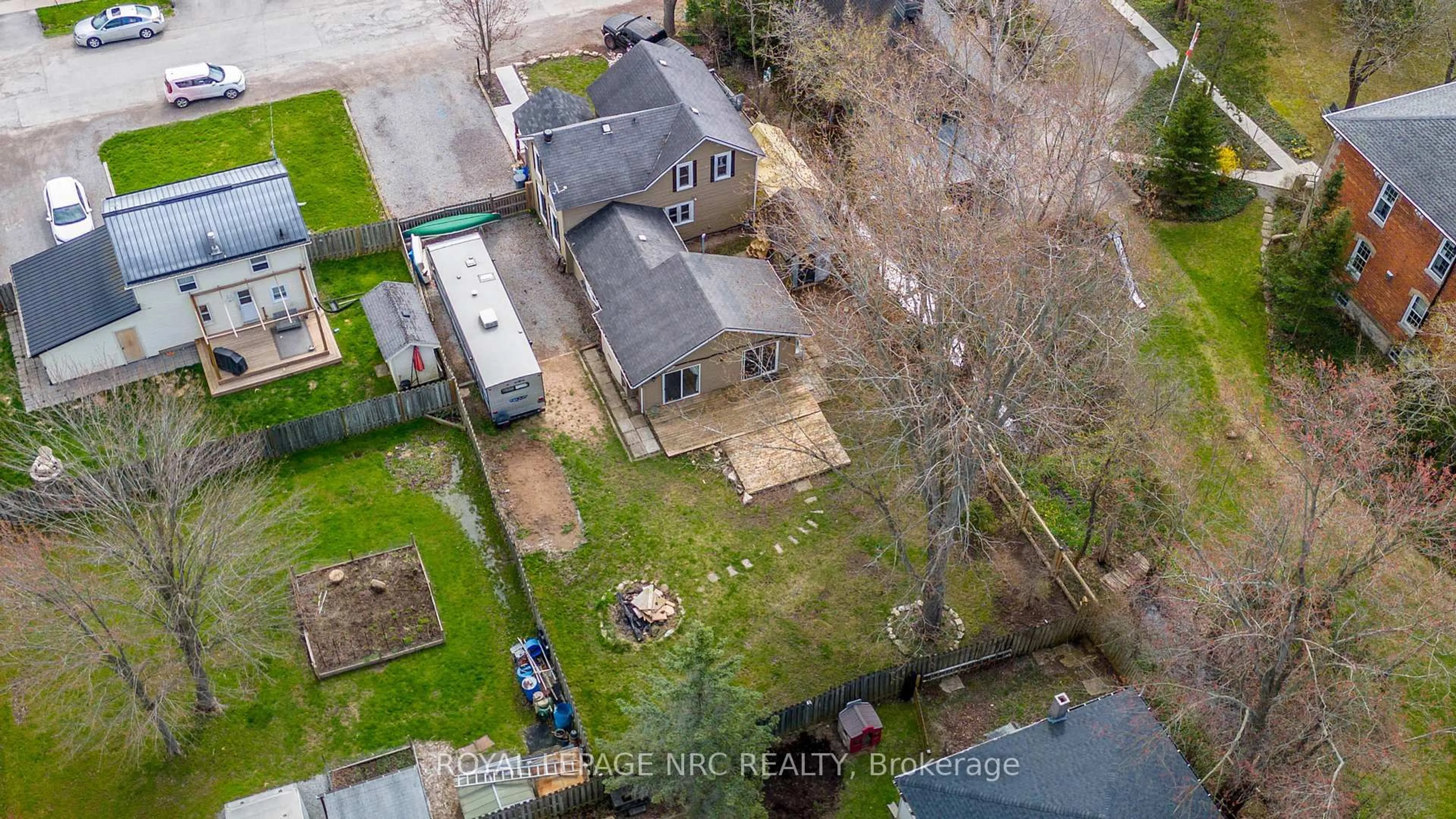 A pic from outside/outdoor area/front of a property/back of a property/a pic from drone, street for 2533 Airline St, Fort Erie Ontario L0S 1S0