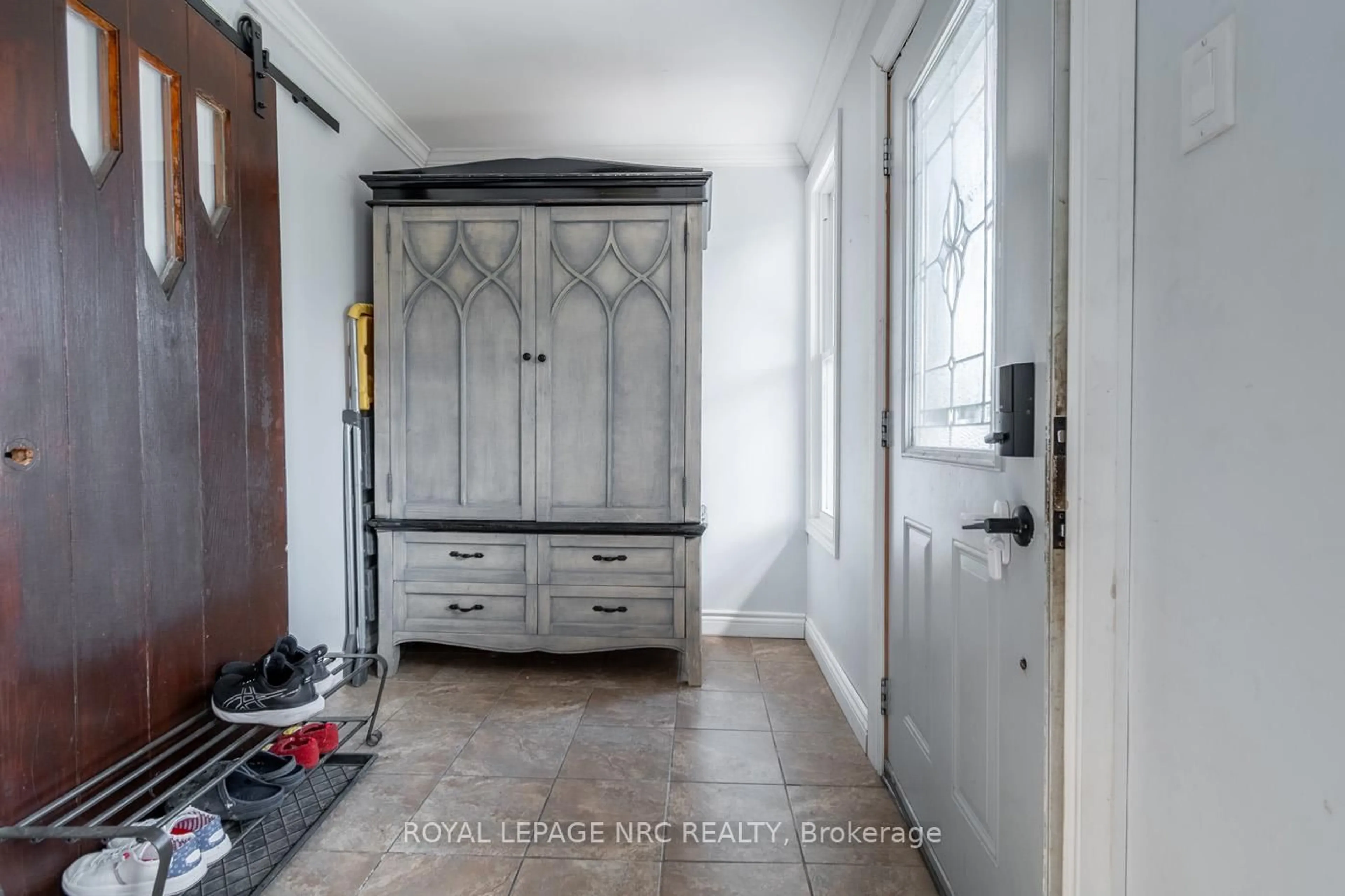 Indoor entryway for 2533 Airline St, Fort Erie Ontario L0S 1S0