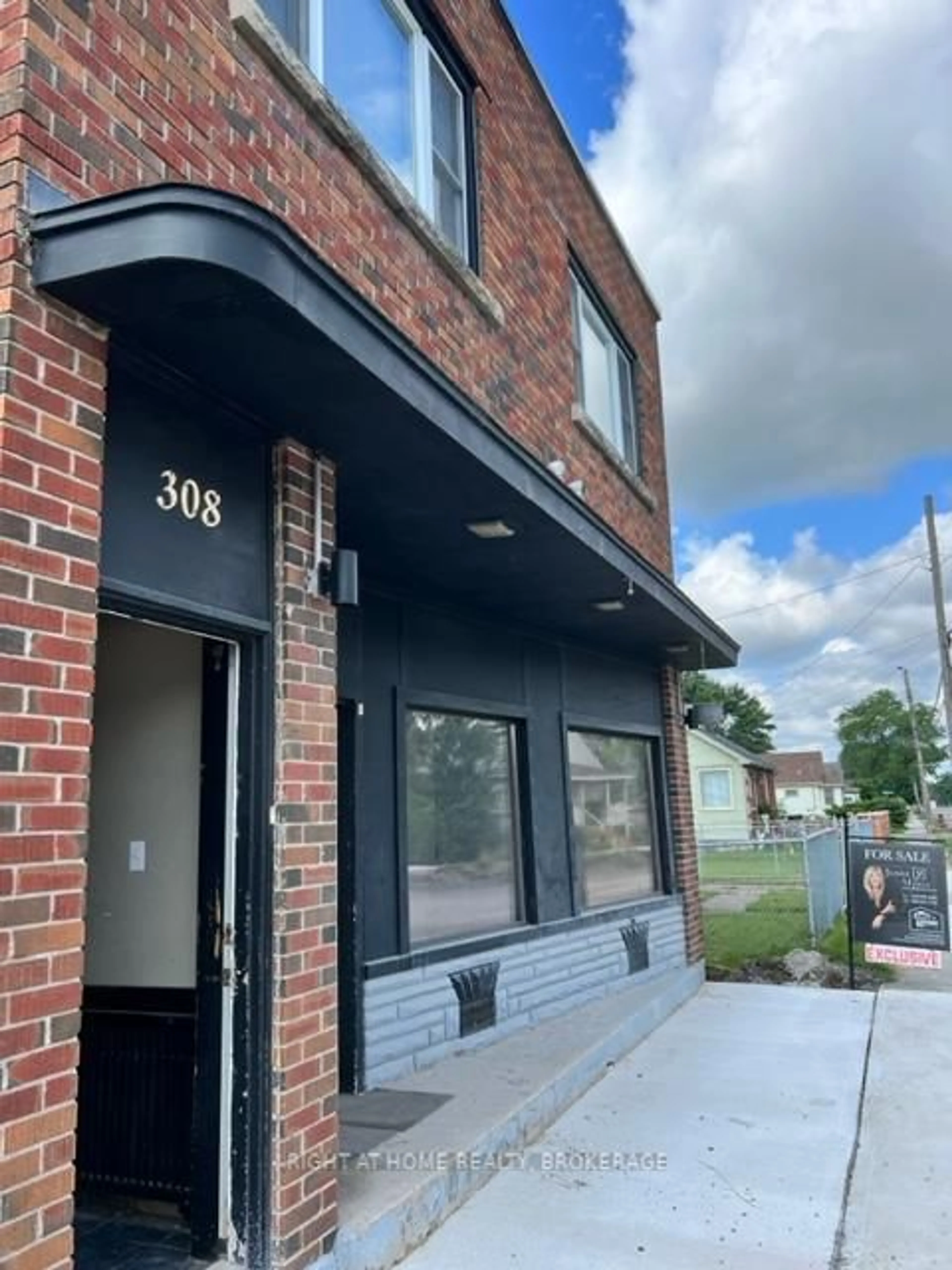 Unknown for 308 Broadway St, Welland Ontario L3C 5L9