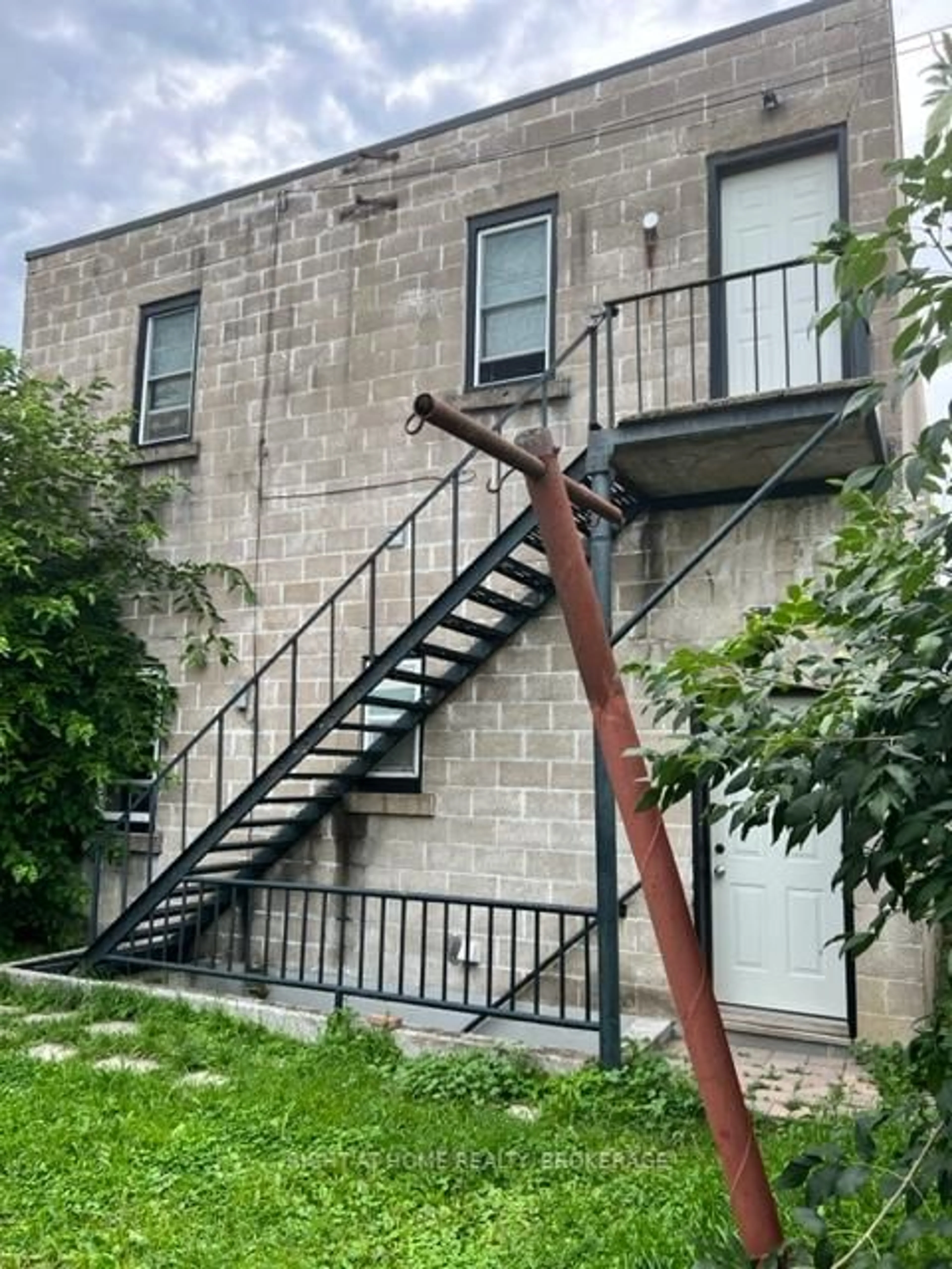 Stairs for 308 Broadway St, Welland Ontario L3C 5L9