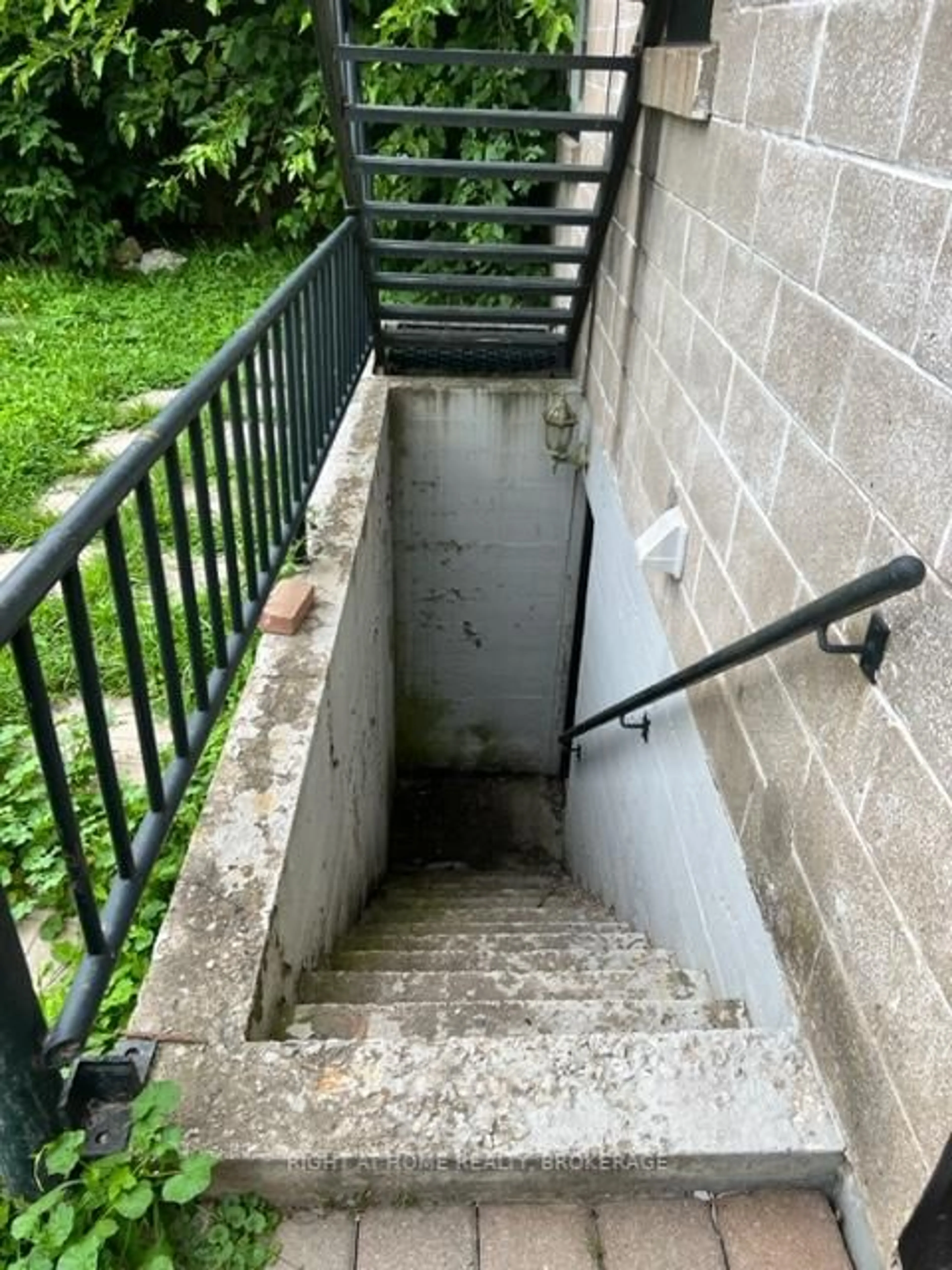Stairs for 308 Broadway St, Welland Ontario L3C 5L9