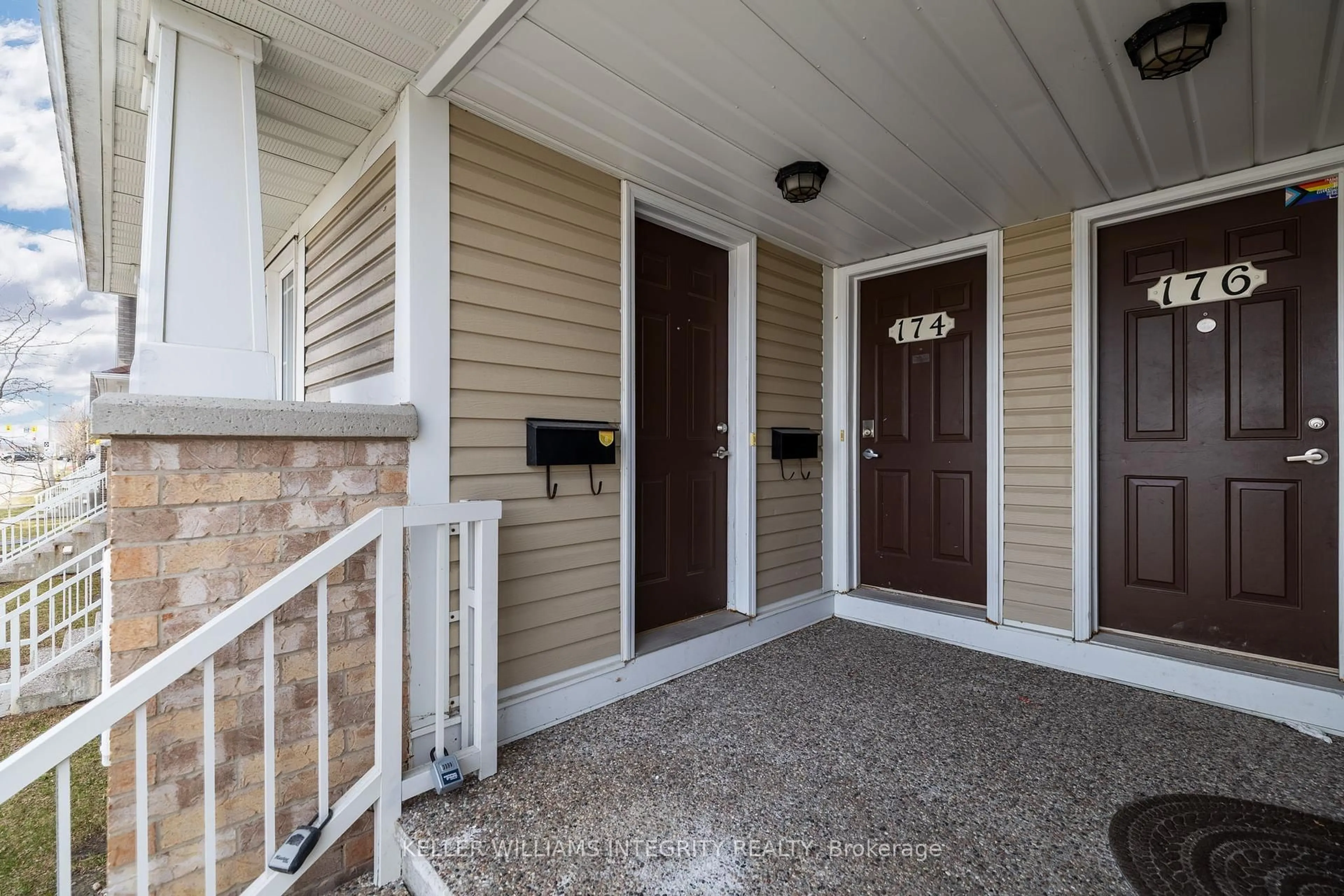 Indoor entryway for 172 Chapman Mills Dr, Ottawa Ontario K2J 0B7