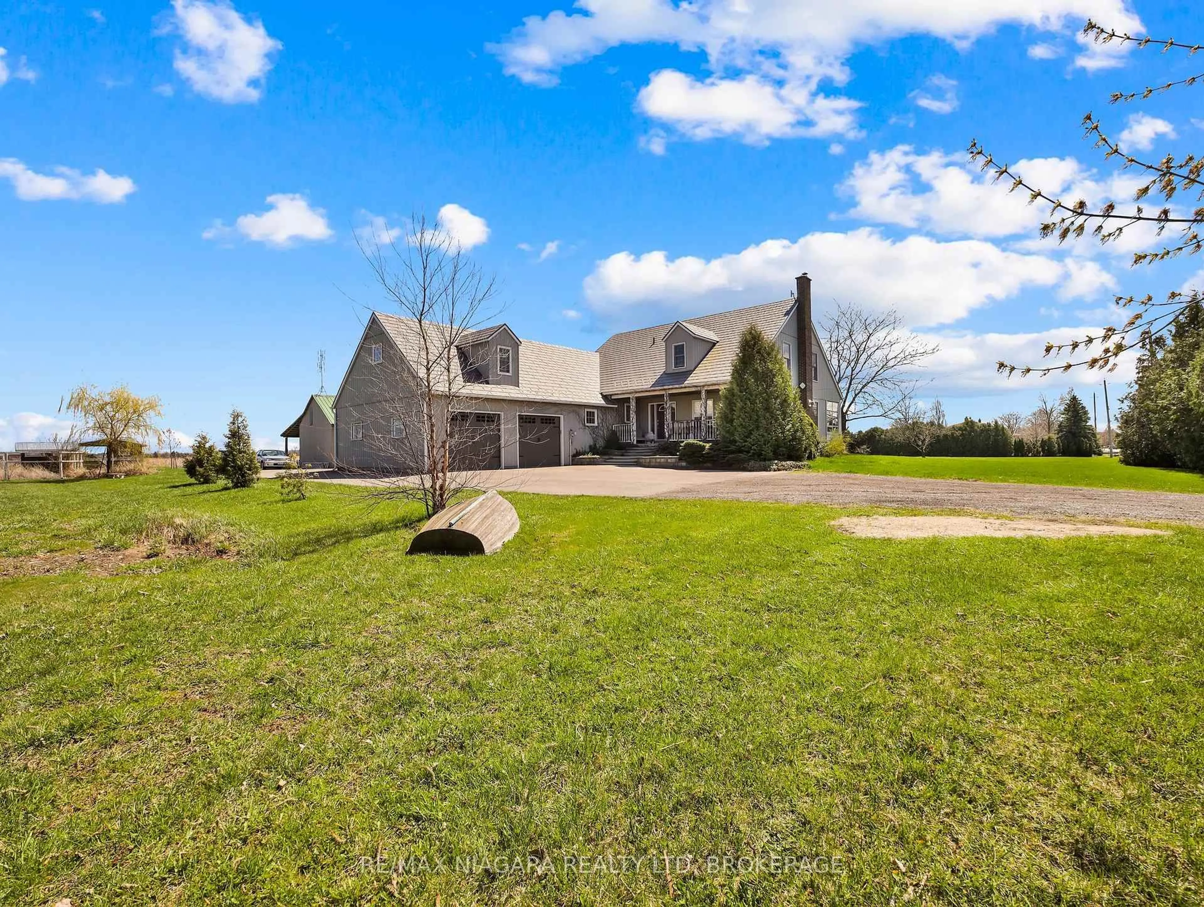 A pic from outside/outdoor area/front of a property/back of a property/a pic from drone, unknown for 1291 Concession 2 Rd, Niagara-on-the-Lake Ontario L0S 1J0