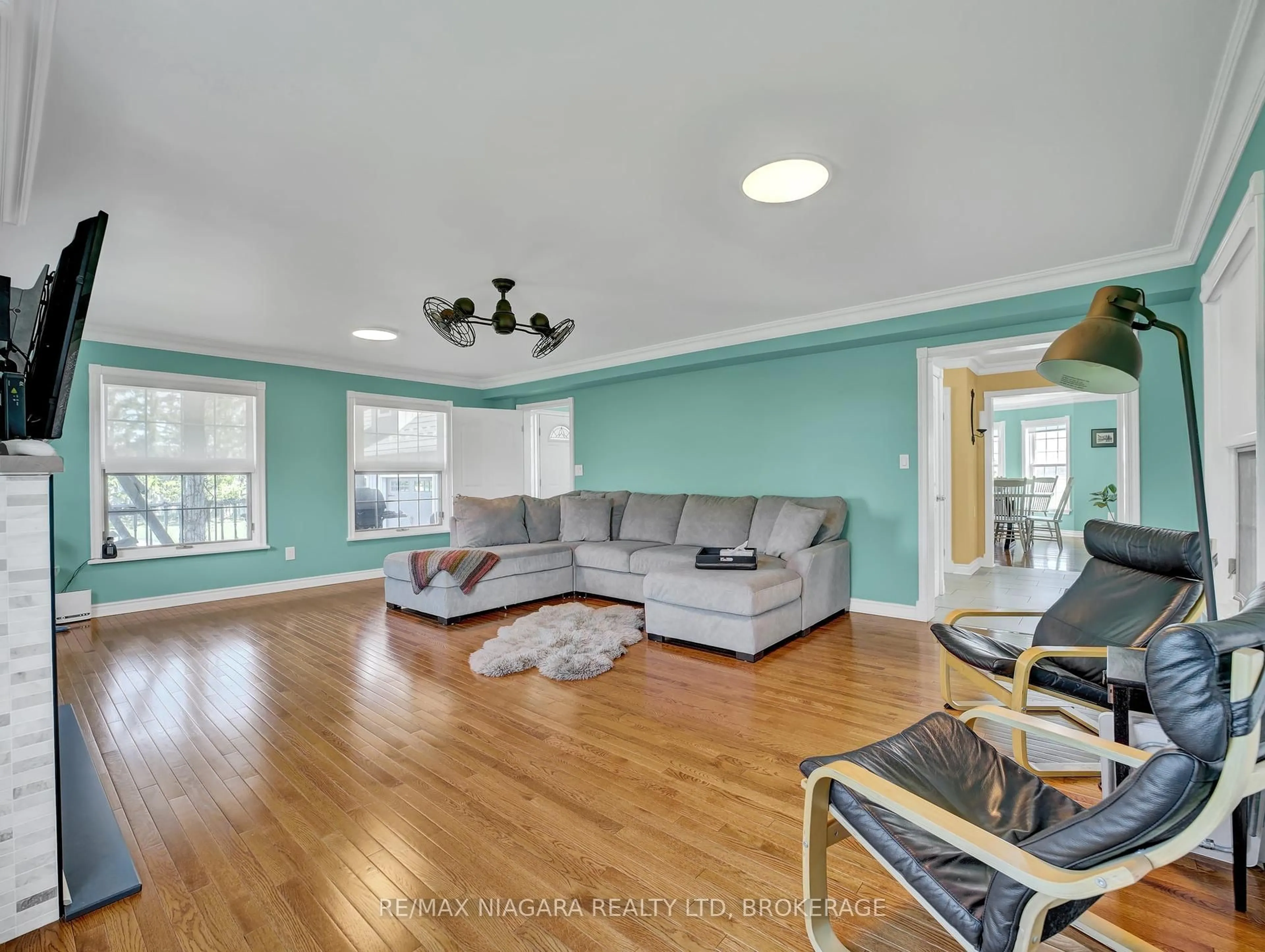 Living room with furniture, unknown for 1291 Concession 2 Rd, Niagara-on-the-Lake Ontario L0S 1J0