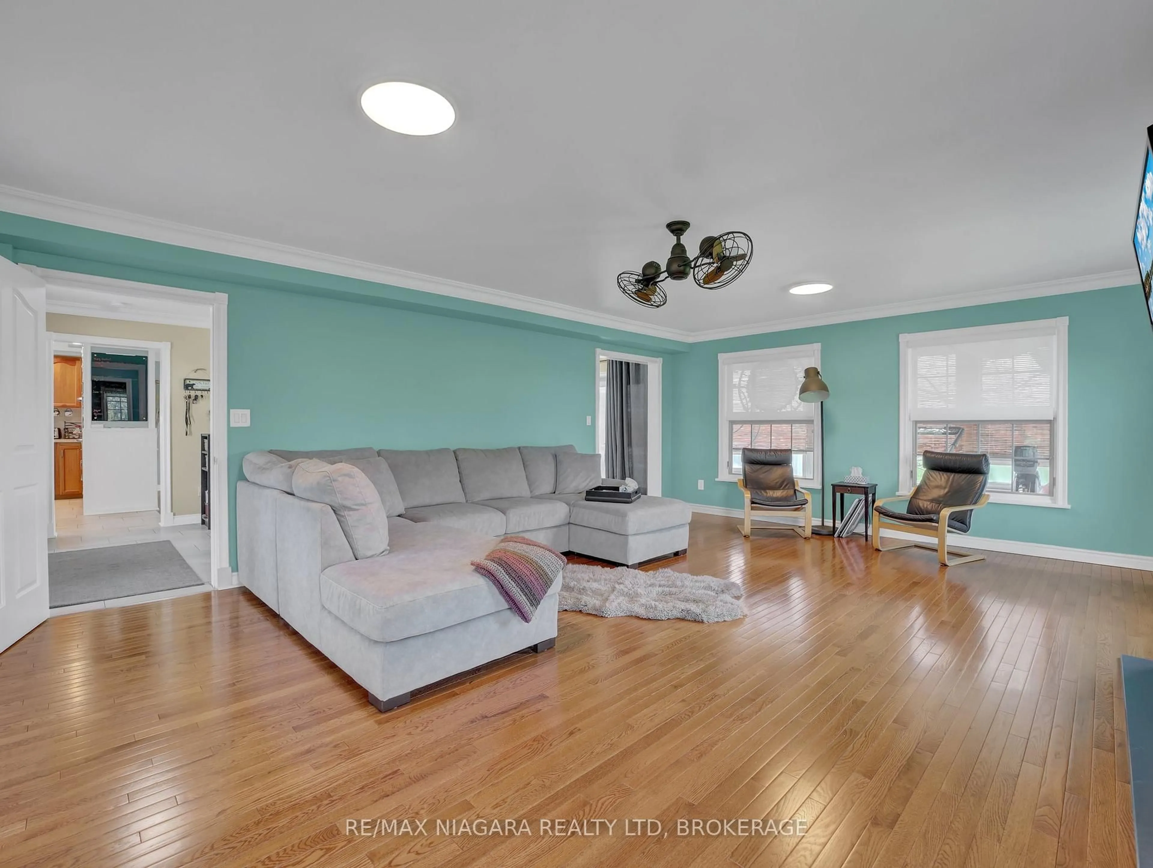Living room with furniture, unknown for 1291 Concession 2 Rd, Niagara-on-the-Lake Ontario L0S 1J0