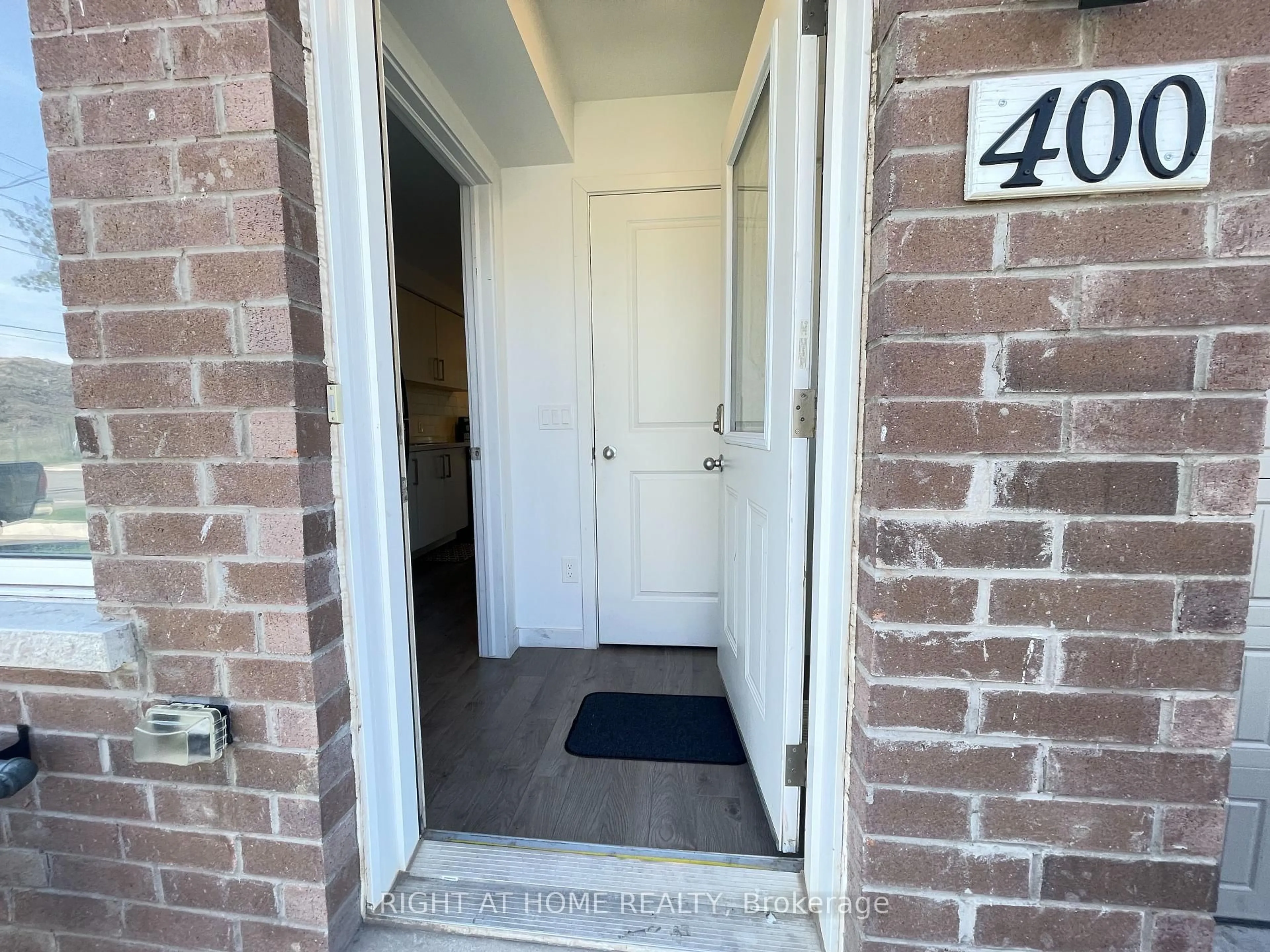 Indoor entryway for 400 Alberta St, Welland Ontario L3B 0K5